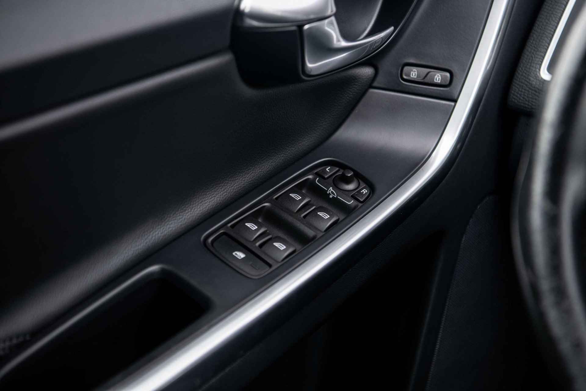 Volvo XC60 2.0 D3 FWD Summum Fin. € 337 p/m | Elektrische bestuurdersstoel met geheugen | Leer | Stoelverwarming | Act. Bochtverlichting | Parkeersensoren V+ A | Verwarmbare Voorruit | All-Seasons | - 21/32
