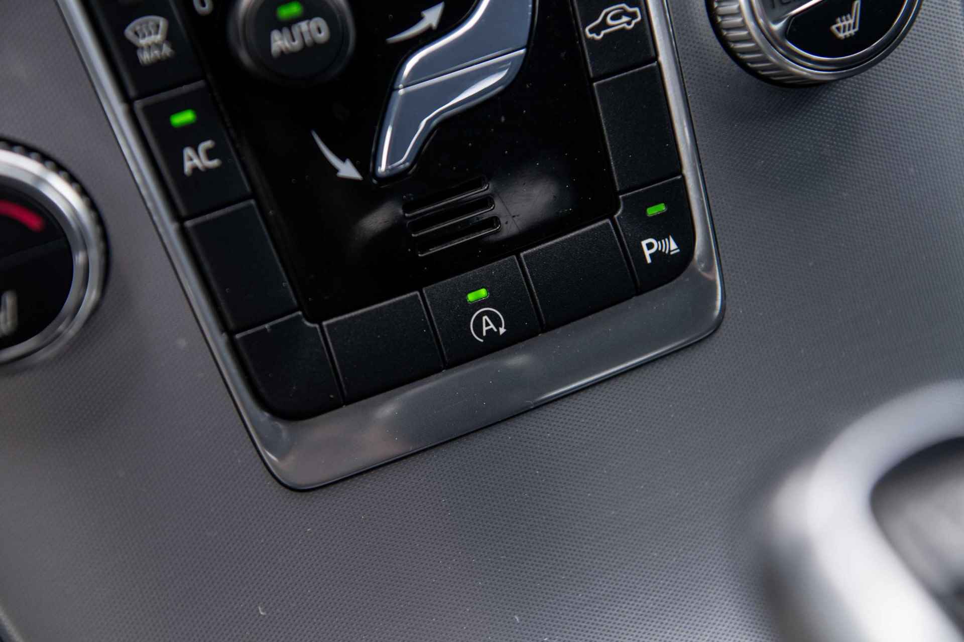 Volvo XC60 2.0 D3 FWD Summum Fin. € 337 p/m | Elektrische bestuurdersstoel met geheugen | Leer | Stoelverwarming | Act. Bochtverlichting | Parkeersensoren V+ A | Verwarmbare Voorruit | All-Seasons | - 25/32