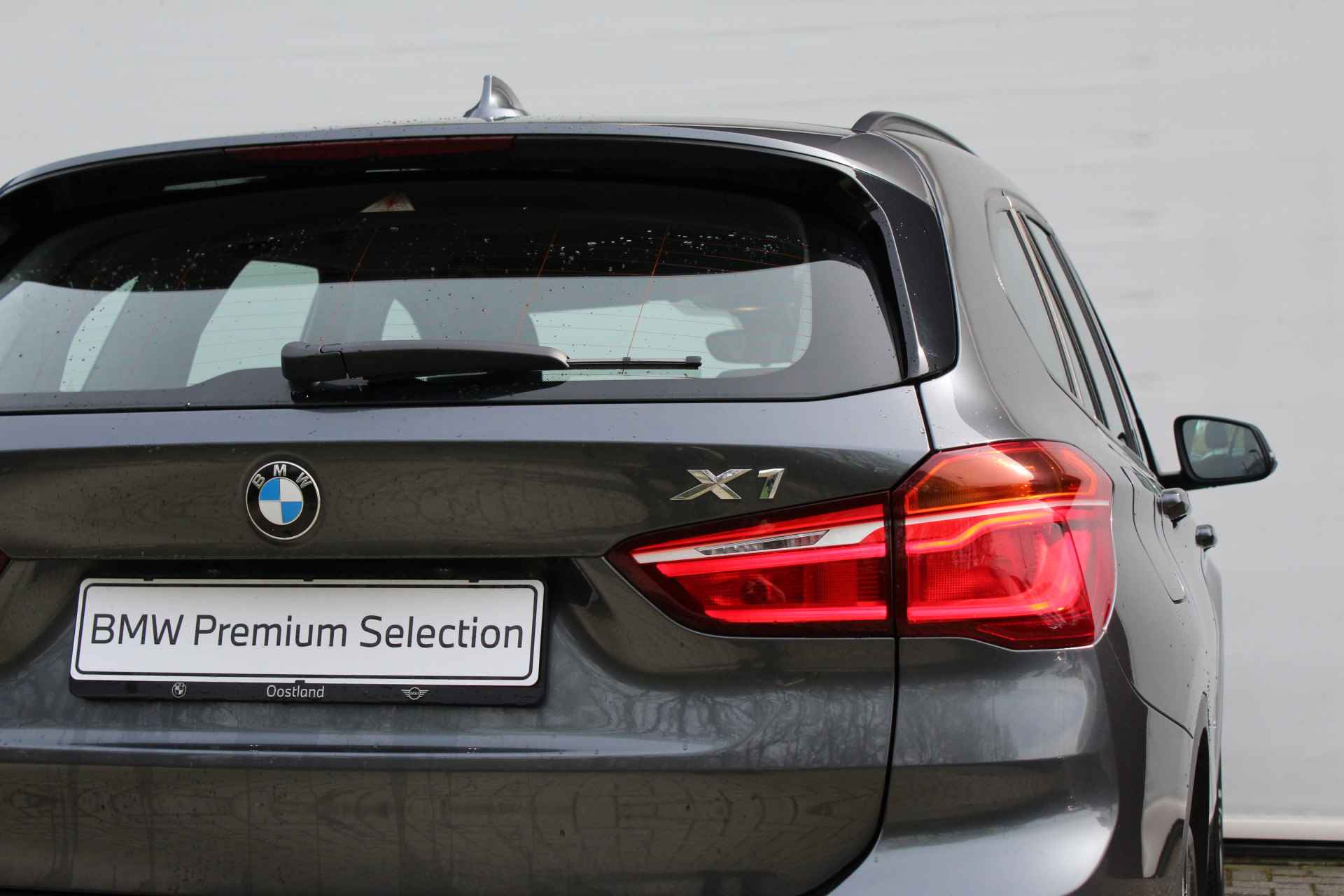 BMW X1 sDrive20i High Executive Sport Line Automaat / Trekhaak / Sportstoelen / LED / Head-Up / Park Assistant / Navigatie Plus / Stoelverwarming - 15/25