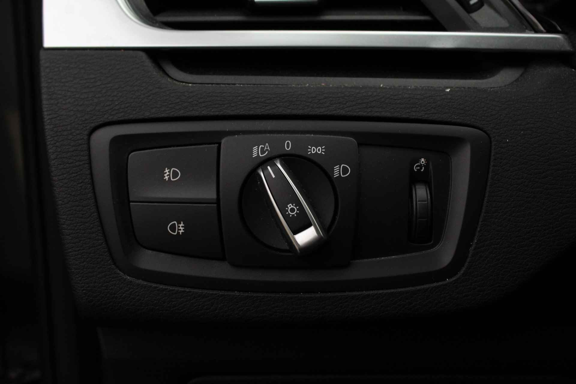 BMW X1 sDrive20i High Executive Sport Line Automaat / Trekhaak / Sportstoelen / LED / Head-Up / Park Assistant / Navigatie Plus / Stoelverwarming - 17/25