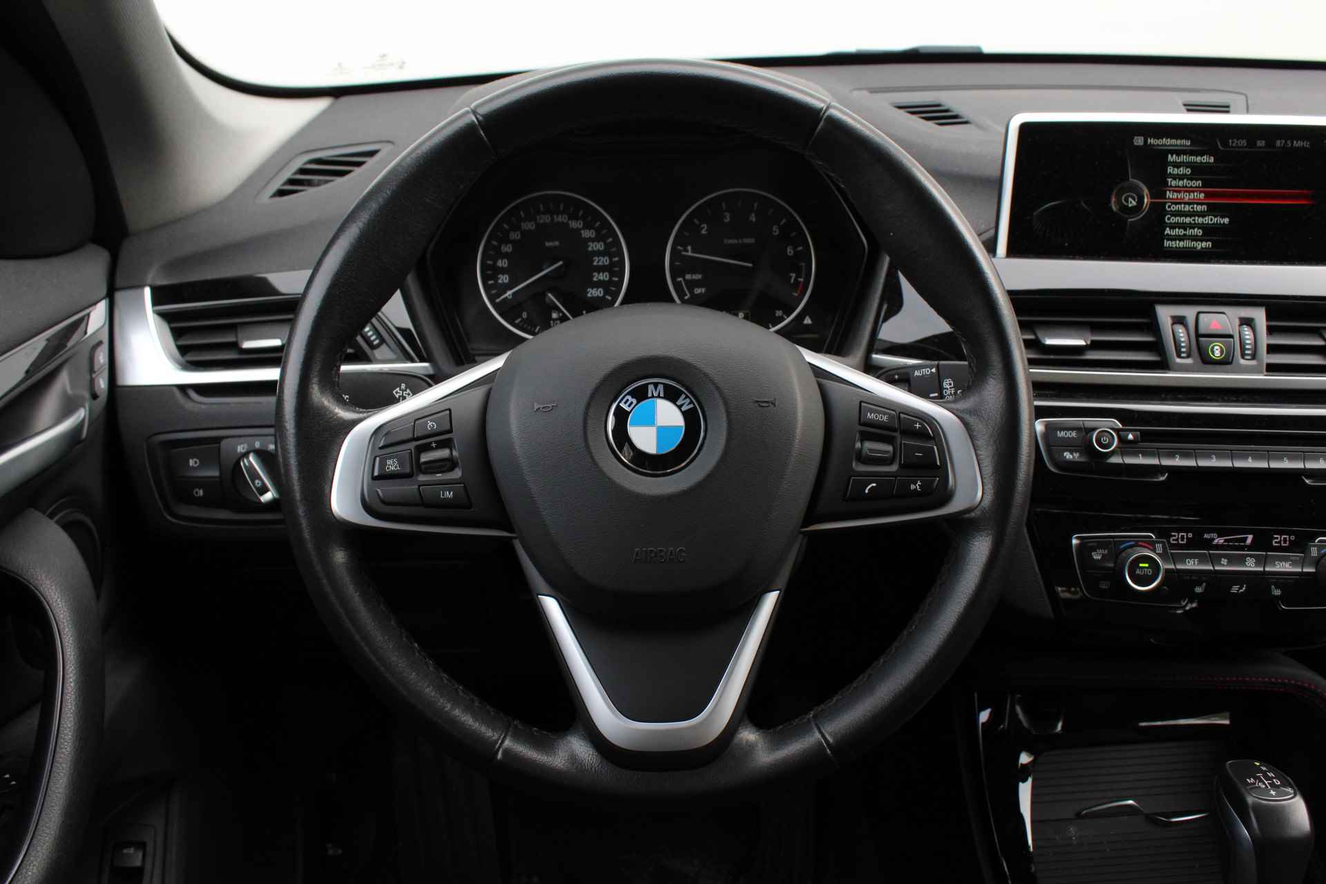 BMW X1 sDrive20i High Executive Sport Line Automaat / Trekhaak / Sportstoelen / LED / Head-Up / Park Assistant / Navigatie Plus / Stoelverwarming - 21/25