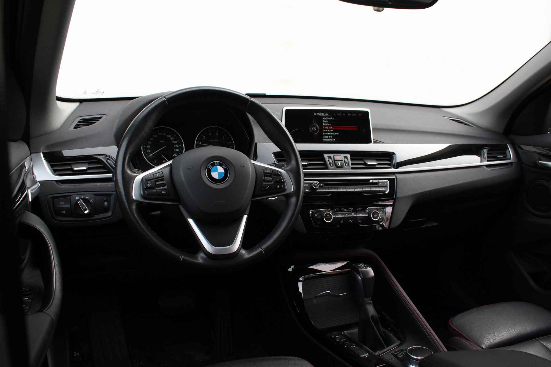 BMW X1 sDrive20i High Executive Sport Line Automaat / Trekhaak / Sportstoelen / LED / Head-Up / Park Assistant / Navigatie Plus / Stoelverwarming - 23/25