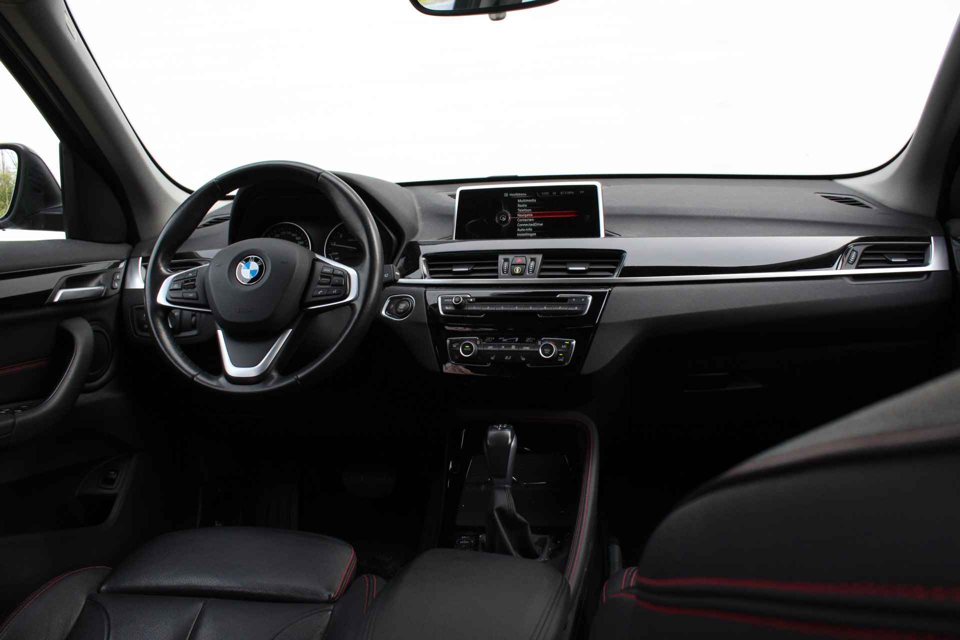 BMW X1 sDrive20i High Executive Sport Line Automaat / Trekhaak / Sportstoelen / LED / Head-Up / Park Assistant / Navigatie Plus / Stoelverwarming - 24/25