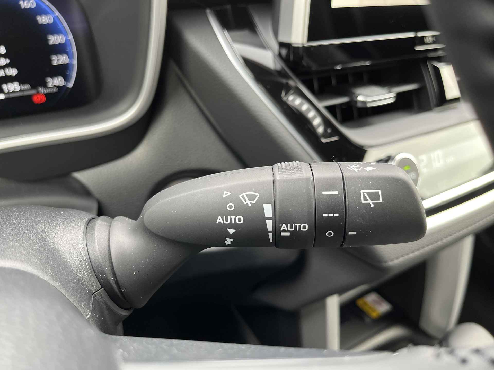 Toyota Corolla Cross 1.8 Hybrid Business Plus | Navigatie | Apple CarPlay/Android auto | Achteruitrijcamera | Elektrische achterklep - 25/32