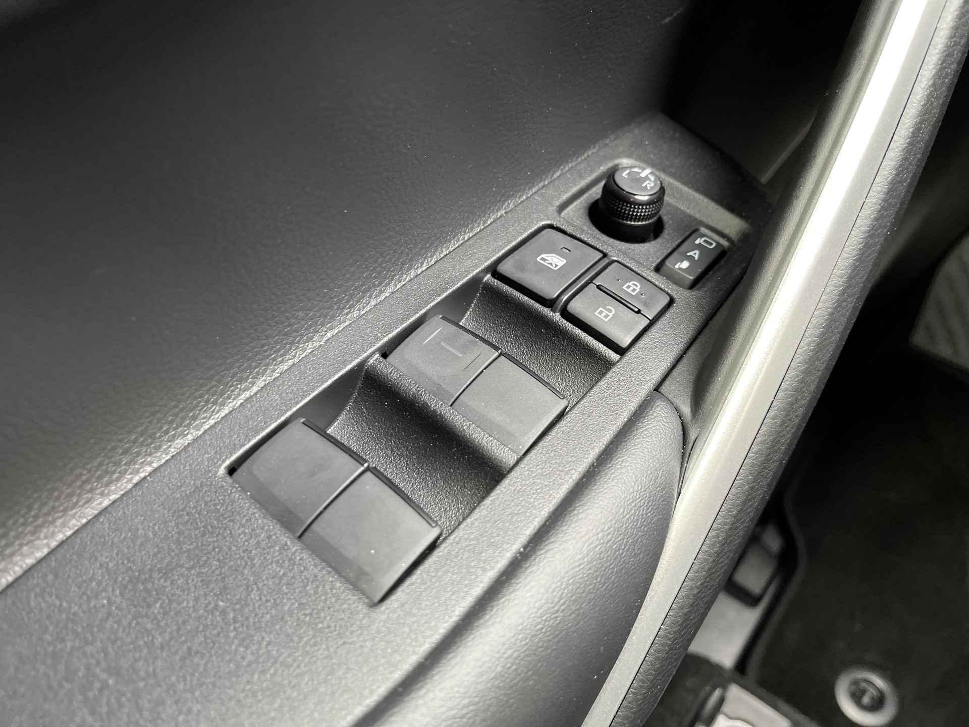 Toyota Corolla Cross 1.8 Hybrid Business Plus | Navigatie | Apple CarPlay/Android auto | Achteruitrijcamera | Elektrische achterklep - 29/32