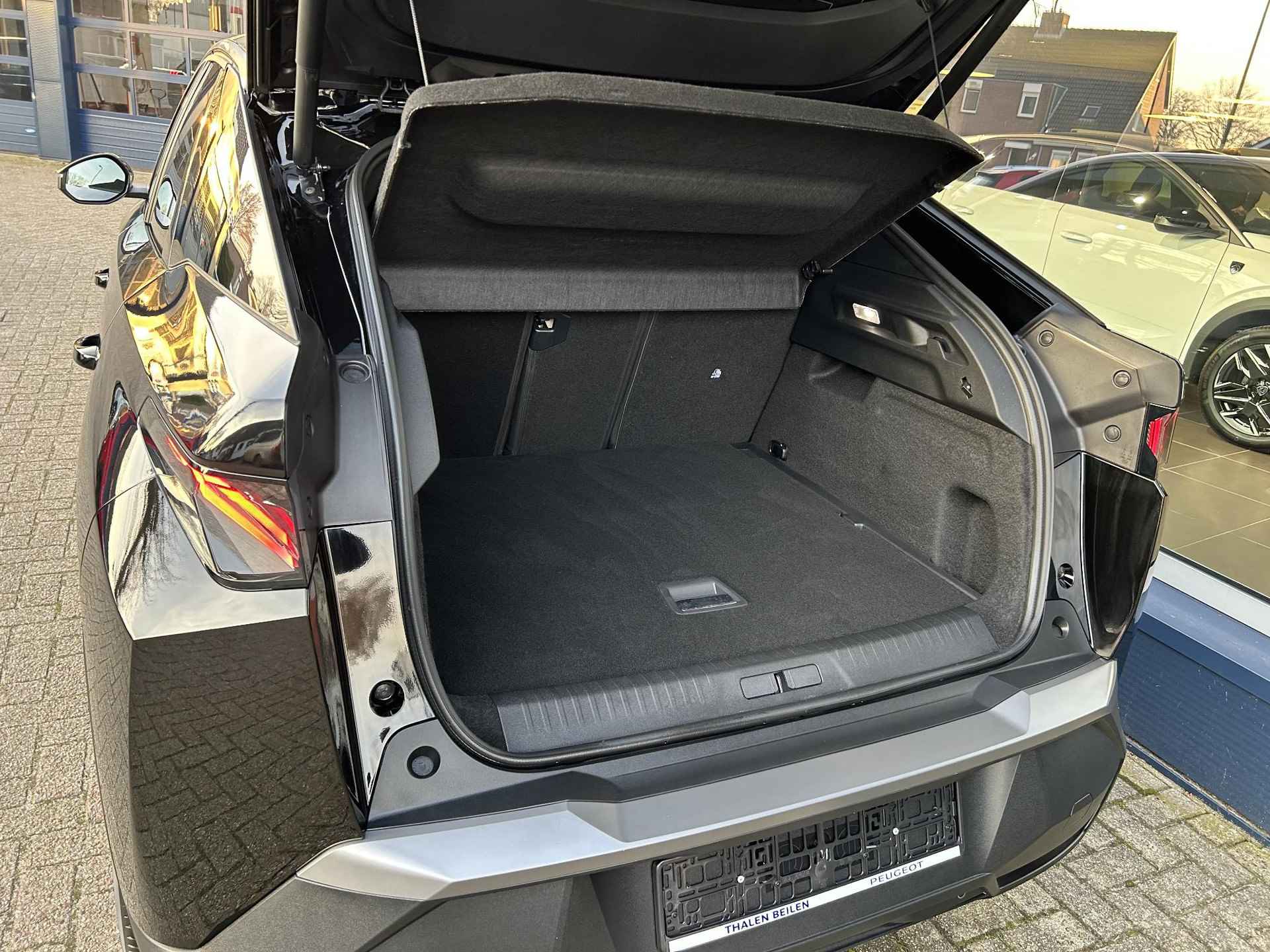 Peugeot 3008 1.2 Hybrid 136 GT | Nieuwprijs € 54.000,- | Focal Audio | Panoramisch schuif-Kanteldak | Pack Vision | Pack Drive Assist | Full-Led Koplampen | Electrisch Bedienbare Achterklep | Alcantara Bekleding | - 40/55