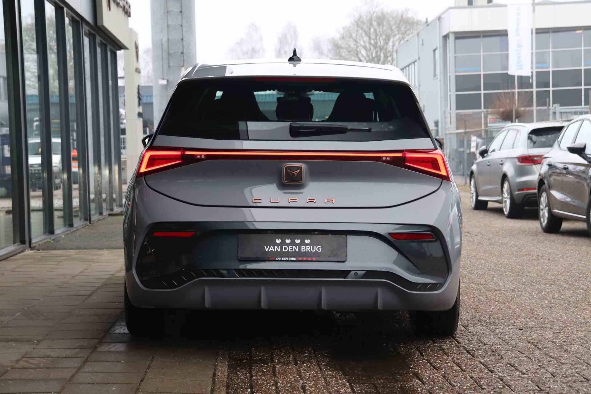 CUPRA Born Essential 62 kWh 204pk | Stuur- & Stoelverwarming | LED | Apple Carplay / Android Auto | Parkeersensoren | Warmtepomp | Fabrieksgarantie t/m 30-3-2026 of 90.000km - 4/34