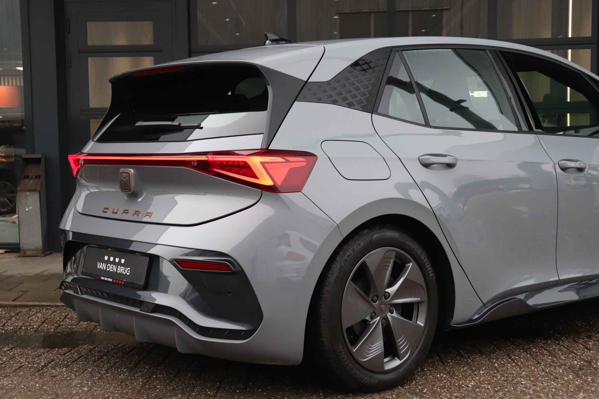 CUPRA Born Essential 62 kWh 204pk | Stuur- & Stoelverwarming | LED | Apple Carplay / Android Auto | Parkeersensoren | Warmtepomp | Fabrieksgarantie t/m 30-3-2026 of 90.000km - 24/34