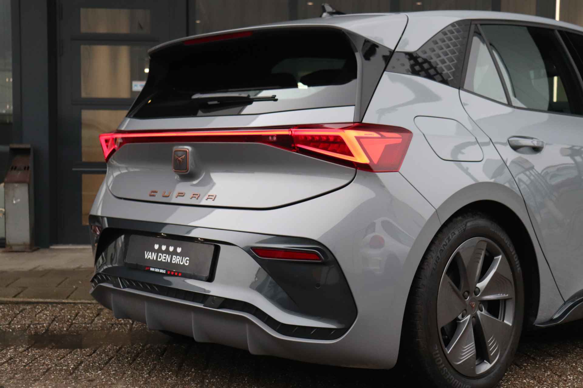 CUPRA Born Essential 62 kWh 204pk | Stuur- & Stoelverwarming | LED | Apple Carplay / Android Auto | Parkeersensoren | Warmtepomp | Fabrieksgarantie t/m 30-3-2026 of 90.000km - 28/34