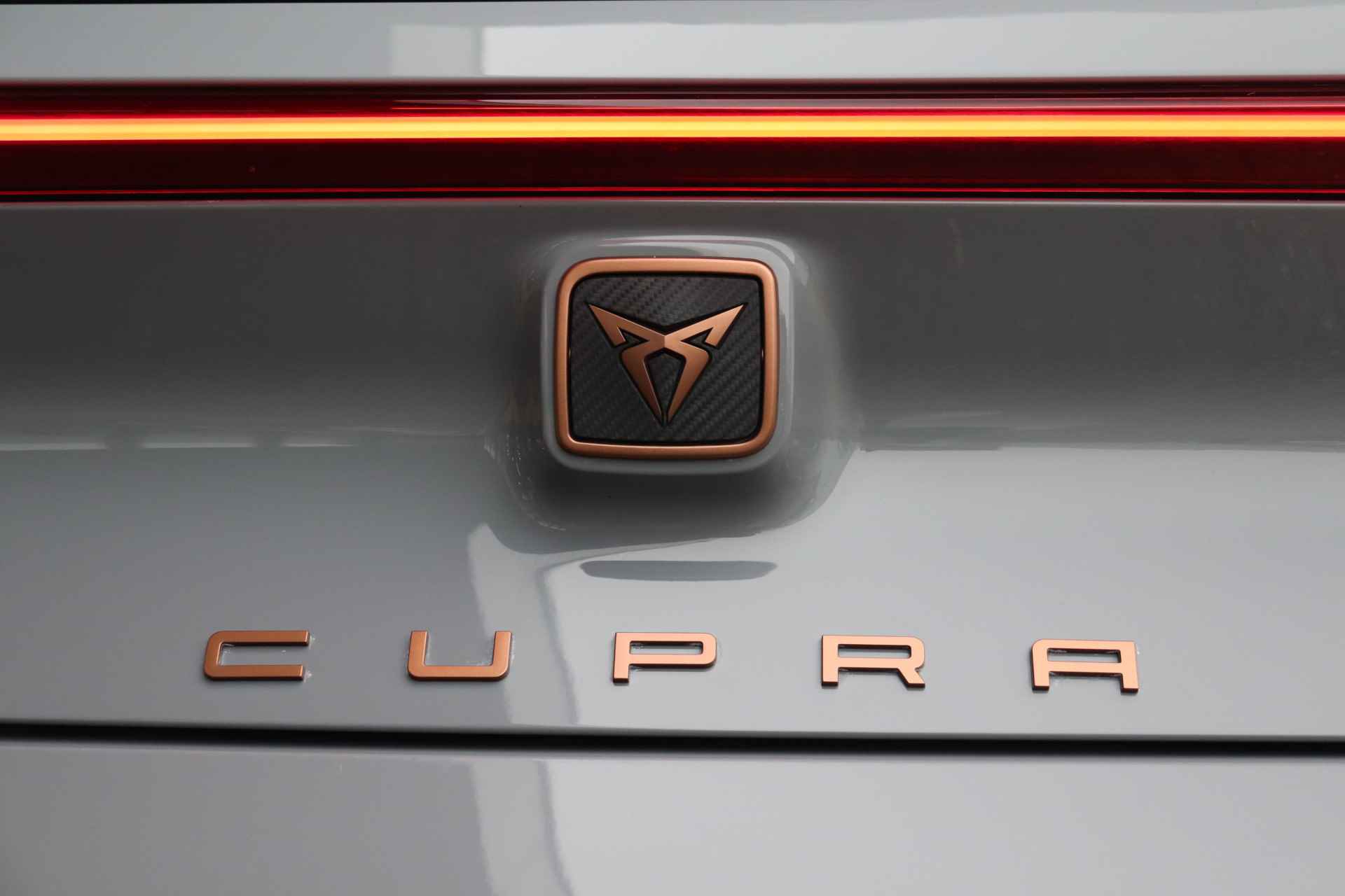 CUPRA Born Essential 62 kWh 204pk | Stuur- & Stoelverwarming | LED | Apple Carplay / Android Auto | Parkeersensoren | Warmtepomp | Fabrieksgarantie t/m 30-3-2026 of 90.000km - 33/34