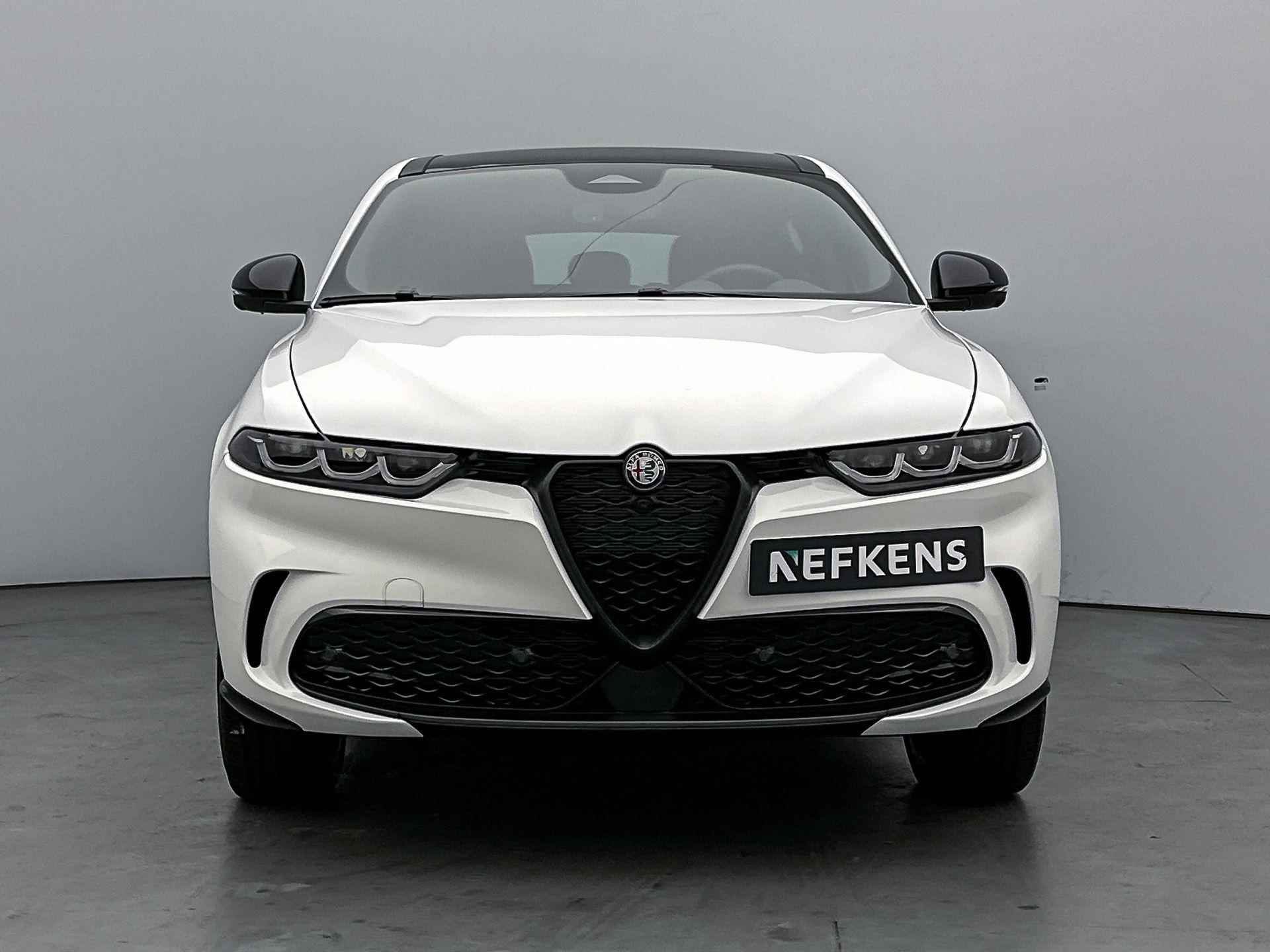 Alfa Romeo Tonale SUV Veloce 280 pk Automaat | Navigatie | Elektrisch Glazen Panoramadak | Rondomzicht Camera | Lederen Bekleding | Voorstoelen Verwarmd | Premium Audio | Matrix LED Koplampen | Elektrische Achterklep met Sensor | 20" Lichtmetalen Velgen | Apple Carplay/Android Auto | - 4/36