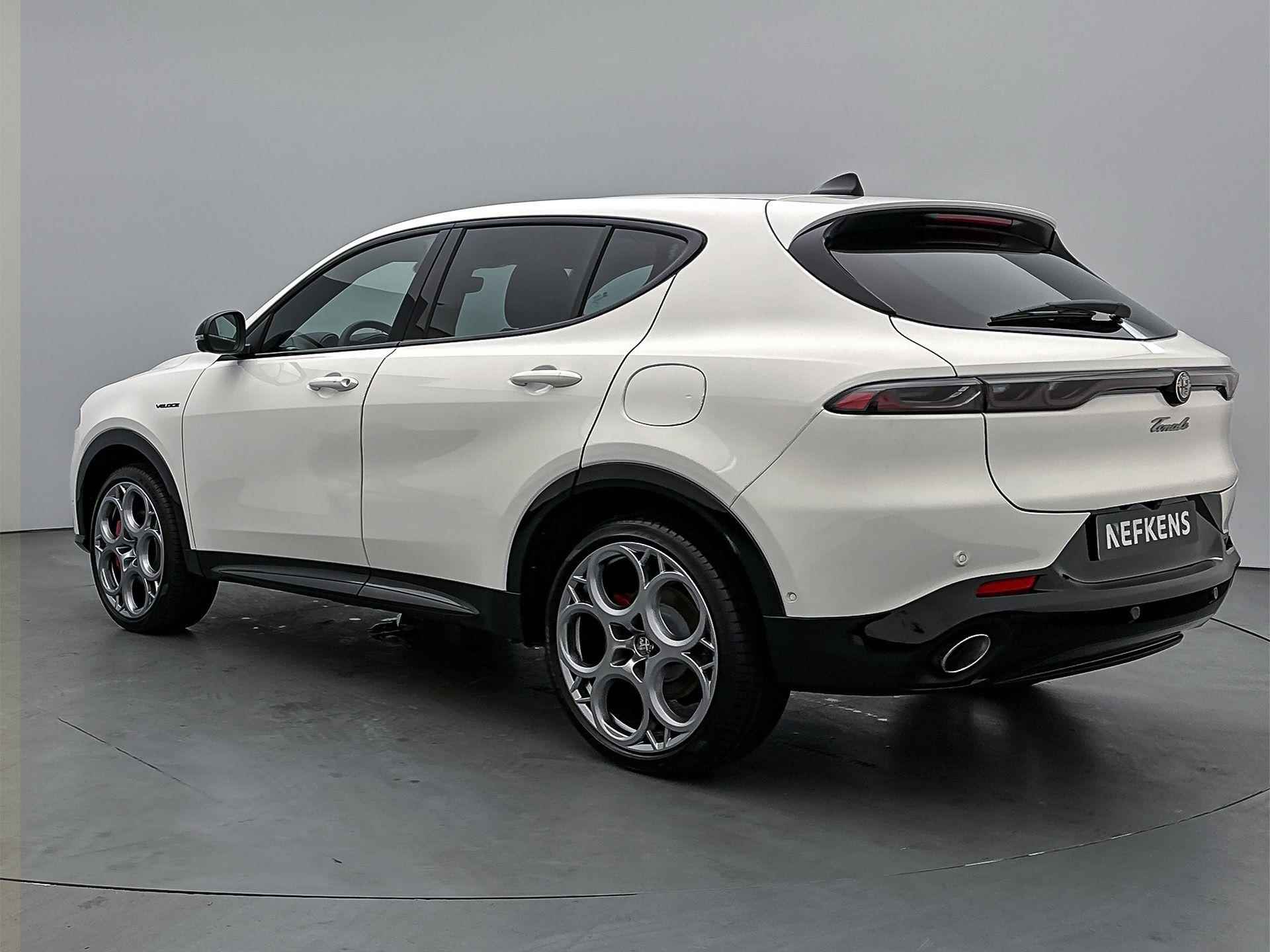 Alfa Romeo Tonale SUV Veloce 280 pk Automaat | Navigatie | Elektrisch Glazen Panoramadak | Rondomzicht Camera | Lederen Bekleding | Voorstoelen Verwarmd | Premium Audio | Matrix LED Koplampen | Elektrische Achterklep met Sensor | 20" Lichtmetalen Velgen | Apple Carplay/Android Auto | - 6/36