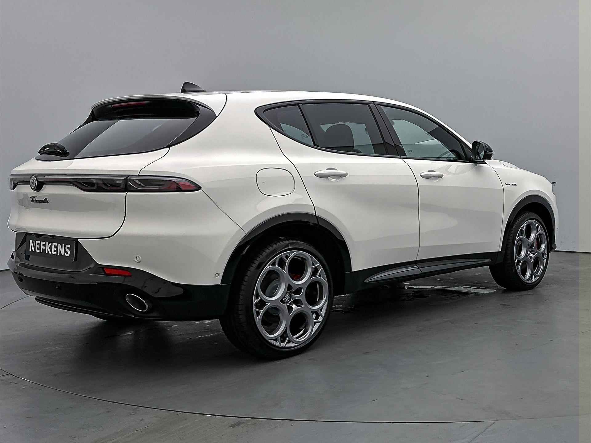 Alfa Romeo Tonale SUV Veloce 280 pk Automaat | Navigatie | Elektrisch Glazen Panoramadak | Rondomzicht Camera | Lederen Bekleding | Voorstoelen Verwarmd | Premium Audio | Matrix LED Koplampen | Elektrische Achterklep met Sensor | 20" Lichtmetalen Velgen | Apple Carplay/Android Auto | - 8/36