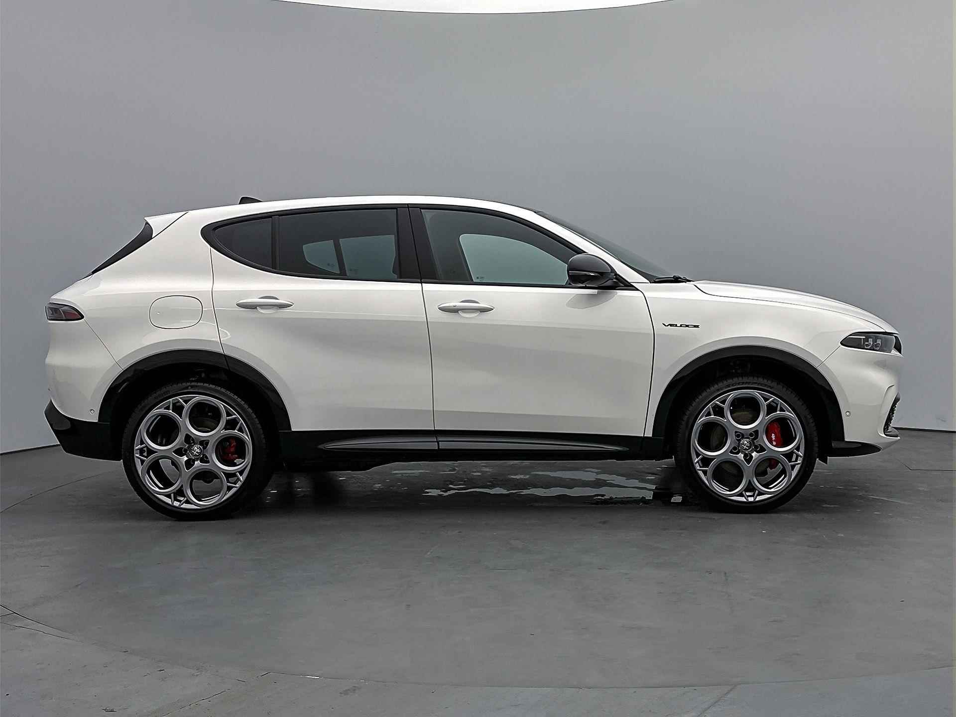 Alfa Romeo Tonale SUV Veloce 280 pk Automaat | Navigatie | Elektrisch Glazen Panoramadak | Rondomzicht Camera | Lederen Bekleding | Voorstoelen Verwarmd | Premium Audio | Matrix LED Koplampen | Elektrische Achterklep met Sensor | 20" Lichtmetalen Velgen | Apple Carplay/Android Auto | - 9/36