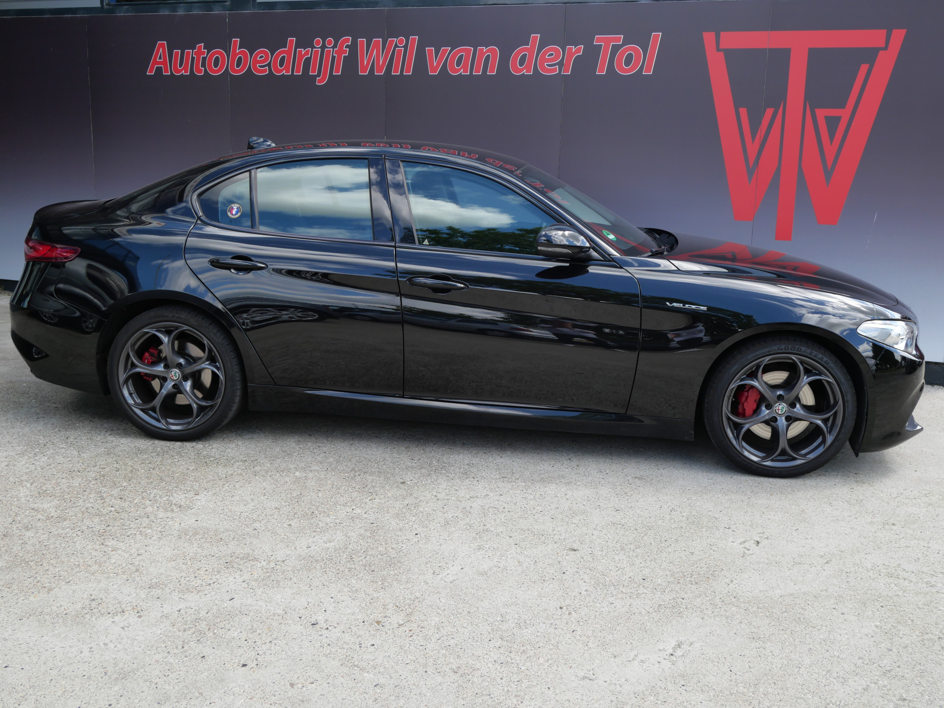 Alfa Romeo Giulia 2.0T AWD VELOCE | 280 PK | KEYLESS | TREKHAAK | CAMERA | ALL-IN!!