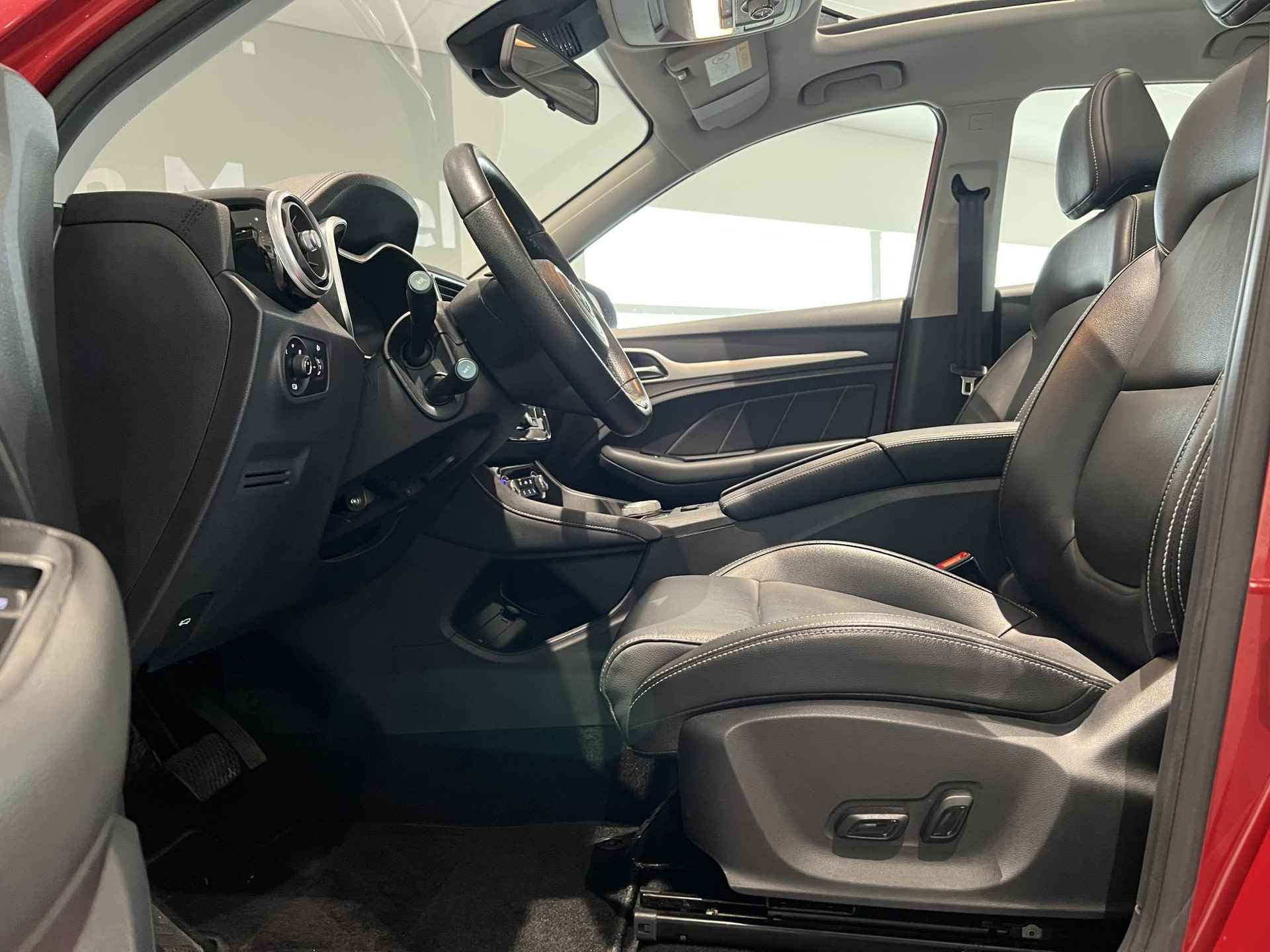 MG ZS EV Luxury 45 kWh / Apple Carplay / Schuif-kantel dak / Camera / Trekhaak / Stoelverwarming - 14/29