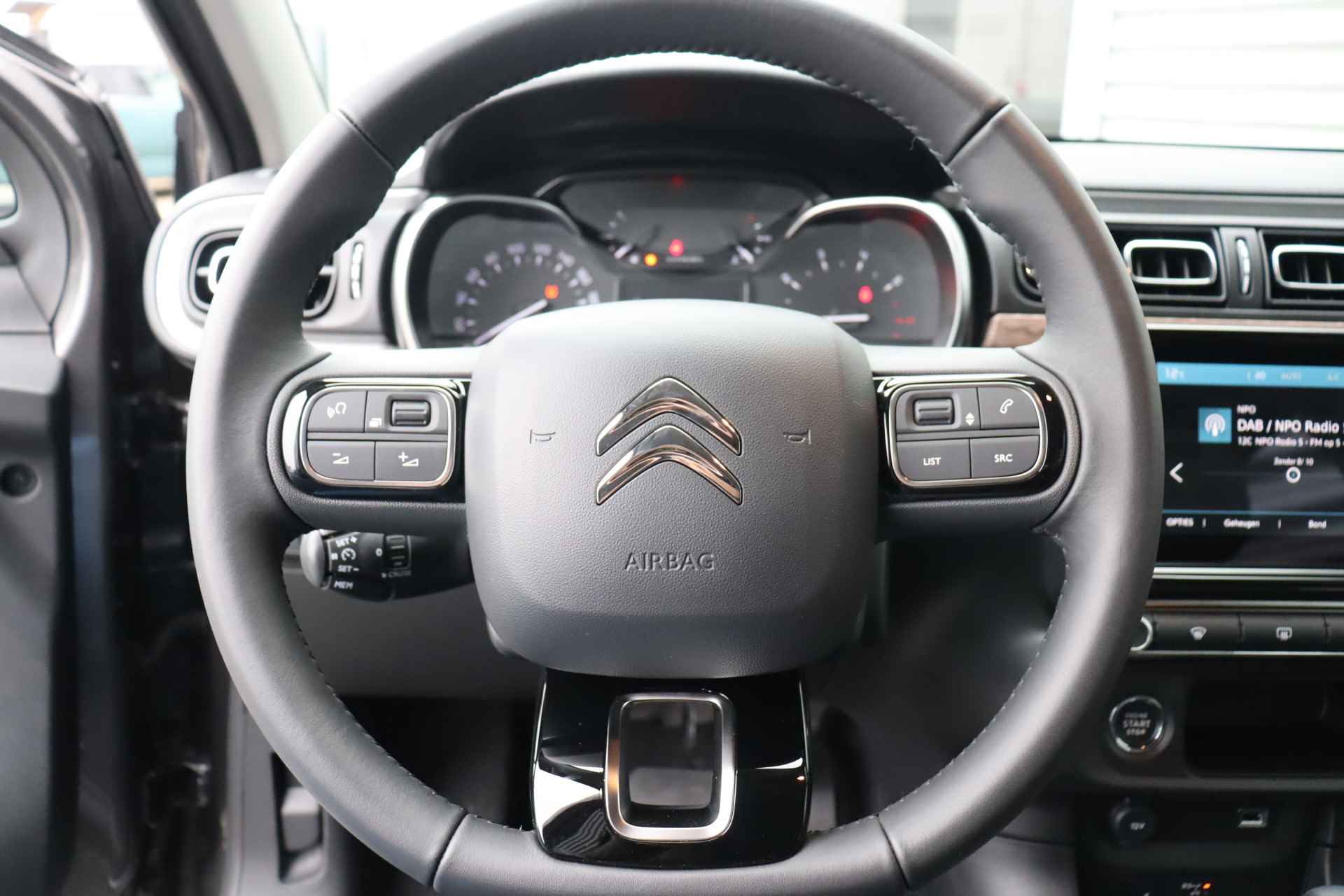 Citroën C3 1.2 PURETECH 110PK MAX AUTOMAAT / NAVI / LEDER / CLIMA / LED / PDC / 16" LMV / CAMERA / KEYLESS / BLUETOOTH / CRUISECONTROL / 1E - 30/37