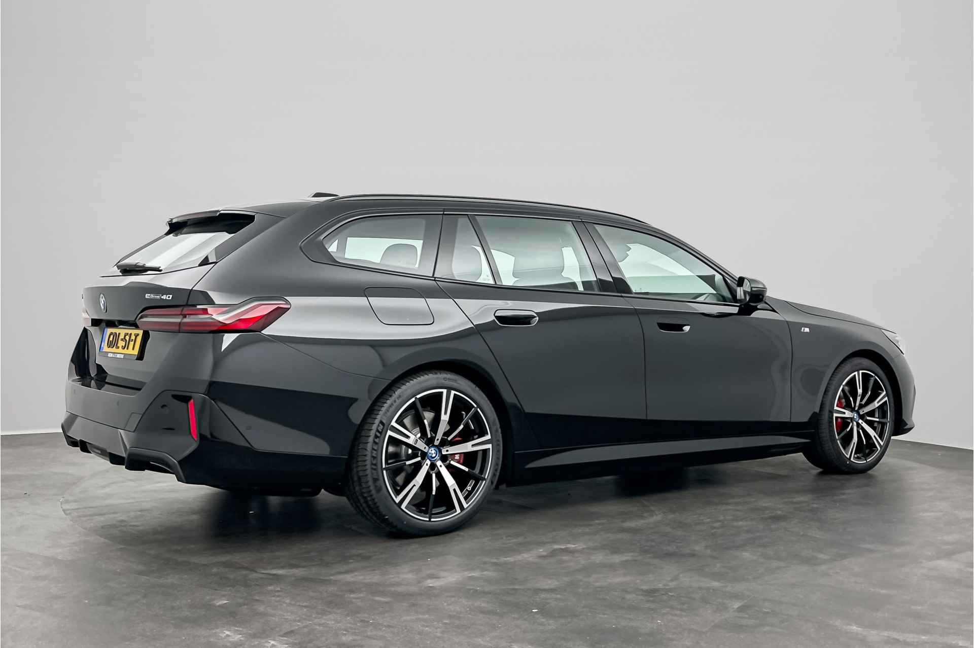 BMW i5 Touring eDrive40 M Sport Edition 84 kWh | Stuurwielrand verwarmd | Comfort Access | Trekhaak met elektrisch wegklapbare kogel | BMW Iconic Glow exterieurpakket | Glazen panoramadak | 	Stoelventilatie voor beide voorstoelen | Comfor - 2/30