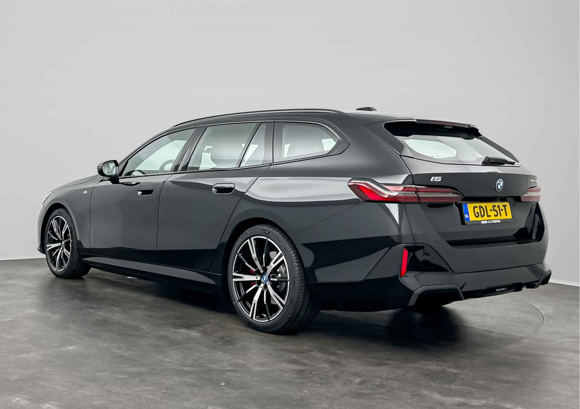 BMW i5 Touring eDrive40 M Sport Edition 84 kWh | Stuurwielrand verwarmd | Comfort Access | Trekhaak met elektrisch wegklapbare kogel | BMW Iconic Glow exterieurpakket | Glazen panoramadak | 	Stoelventilatie voor beide voorstoelen | Comfor - 3/30