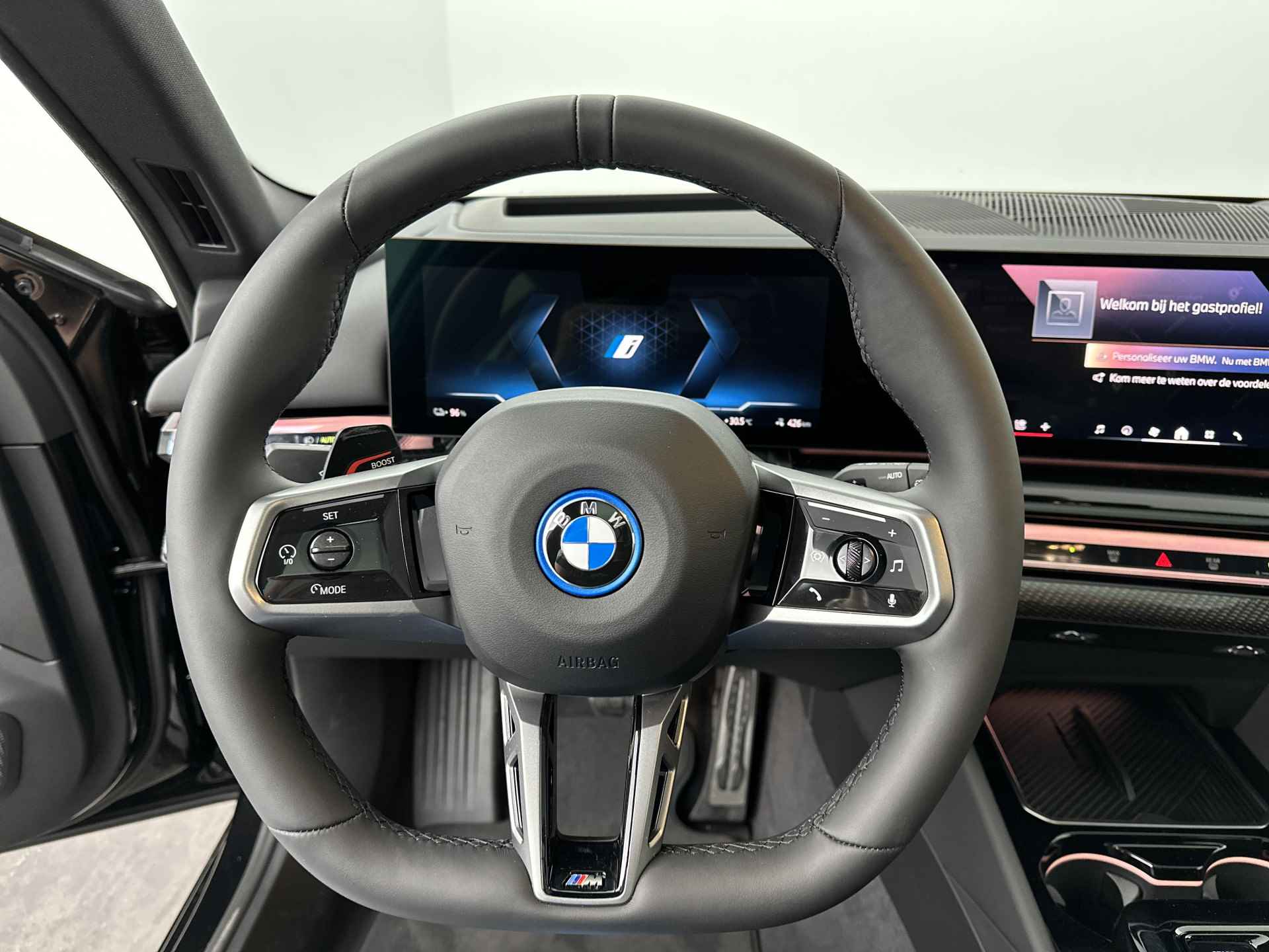 BMW i5 Touring eDrive40 M Sport Edition 84 kWh | Stuurwielrand verwarmd | Comfort Access | Trekhaak met elektrisch wegklapbare kogel | BMW Iconic Glow exterieurpakket | Glazen panoramadak | 	Stoelventilatie voor beide voorstoelen | Comfor - 9/30