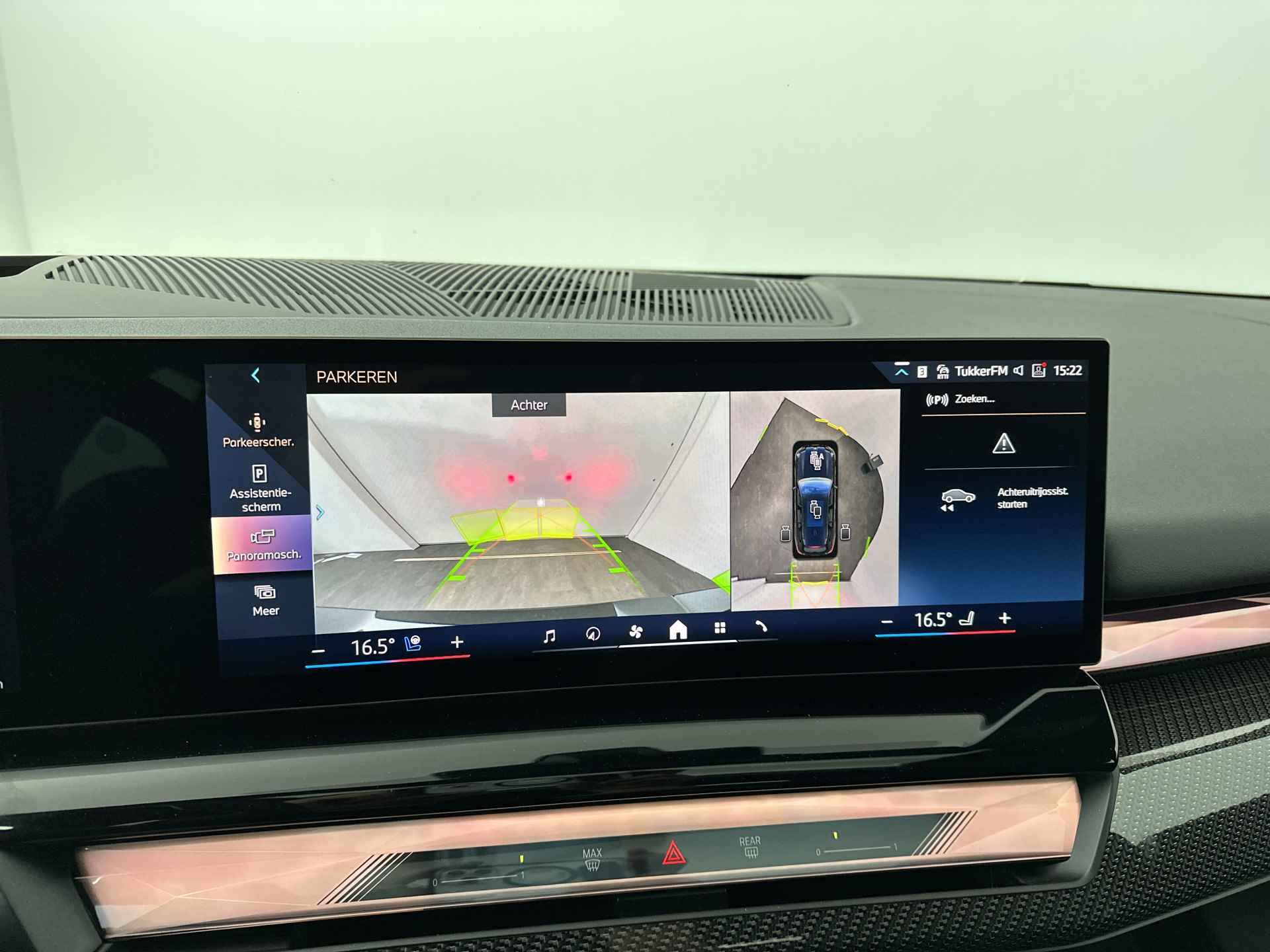 BMW i5 Touring eDrive40 M Sport Edition 84 kWh | Stuurwielrand verwarmd | Comfort Access | Trekhaak met elektrisch wegklapbare kogel | BMW Iconic Glow exterieurpakket | Glazen panoramadak | 	Stoelventilatie voor beide voorstoelen | Comfor - 10/30