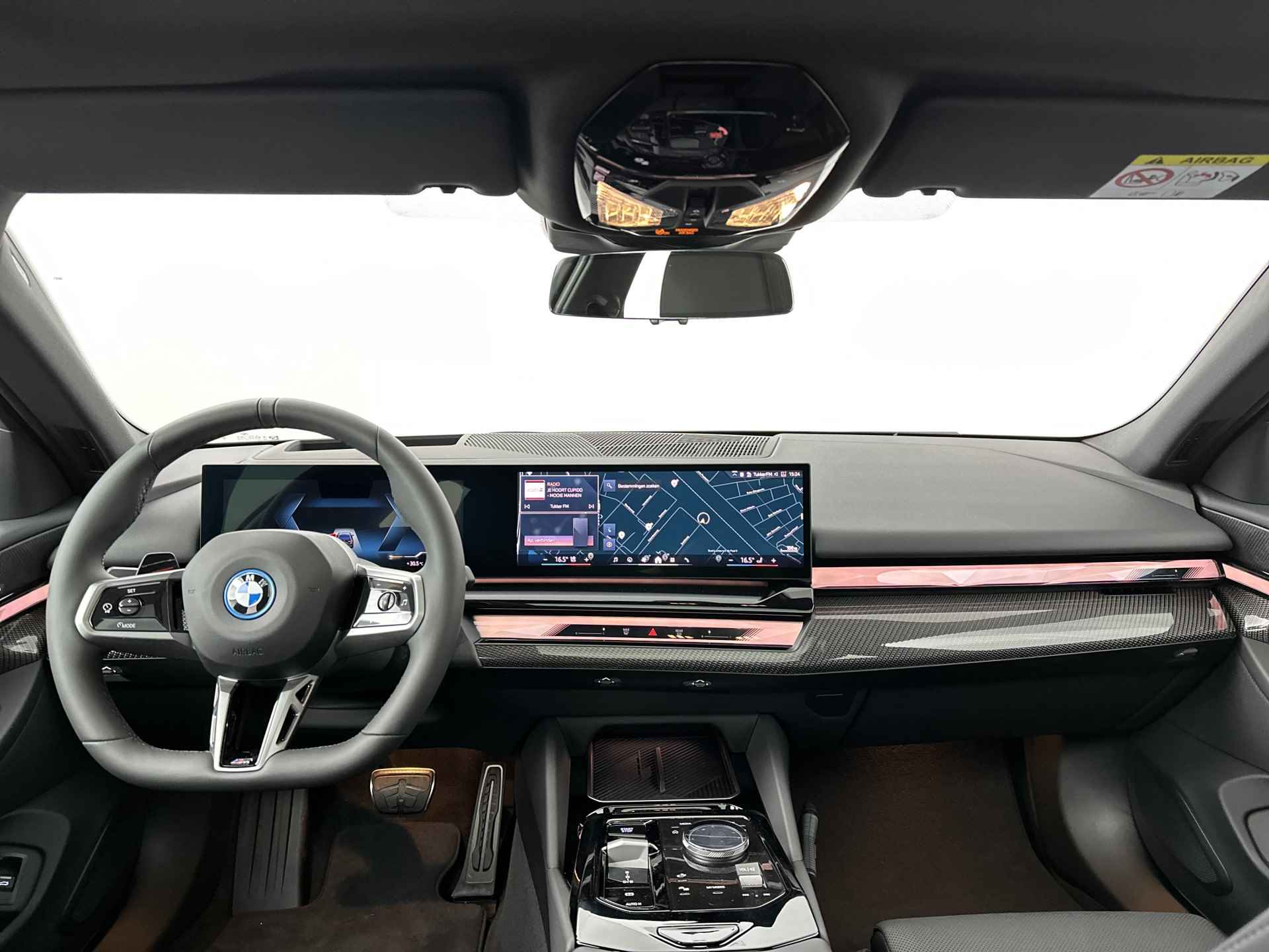 BMW i5 Touring eDrive40 M Sport Edition 84 kWh | Stuurwielrand verwarmd | Comfort Access | Trekhaak met elektrisch wegklapbare kogel | BMW Iconic Glow exterieurpakket | Glazen panoramadak | 	Stoelventilatie voor beide voorstoelen | Comfor - 21/30