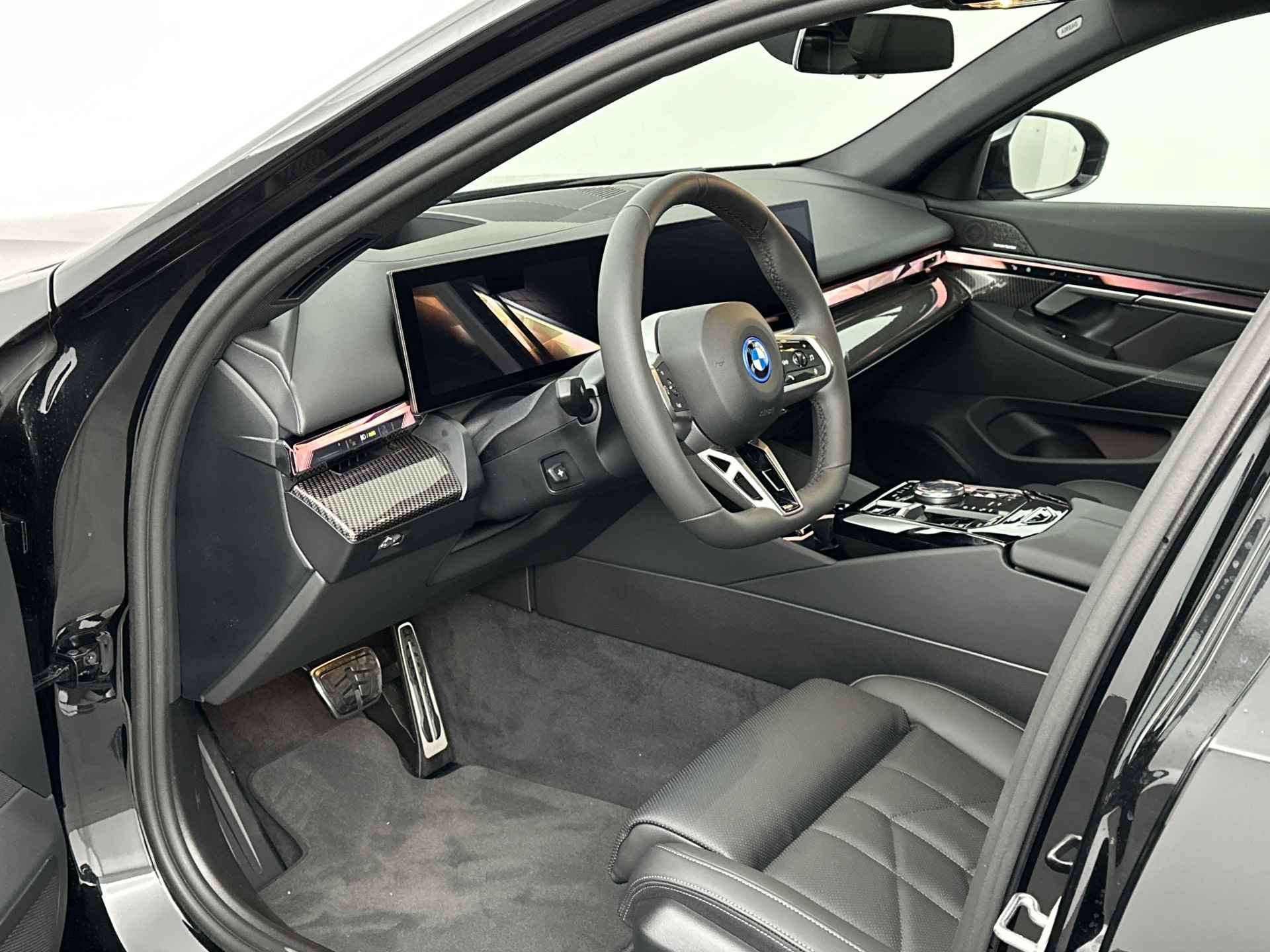 BMW i5 Touring eDrive40 M Sport Edition 84 kWh | Stuurwielrand verwarmd | Comfort Access | Trekhaak met elektrisch wegklapbare kogel | BMW Iconic Glow exterieurpakket | Glazen panoramadak | 	Stoelventilatie voor beide voorstoelen | Comfor - 26/30