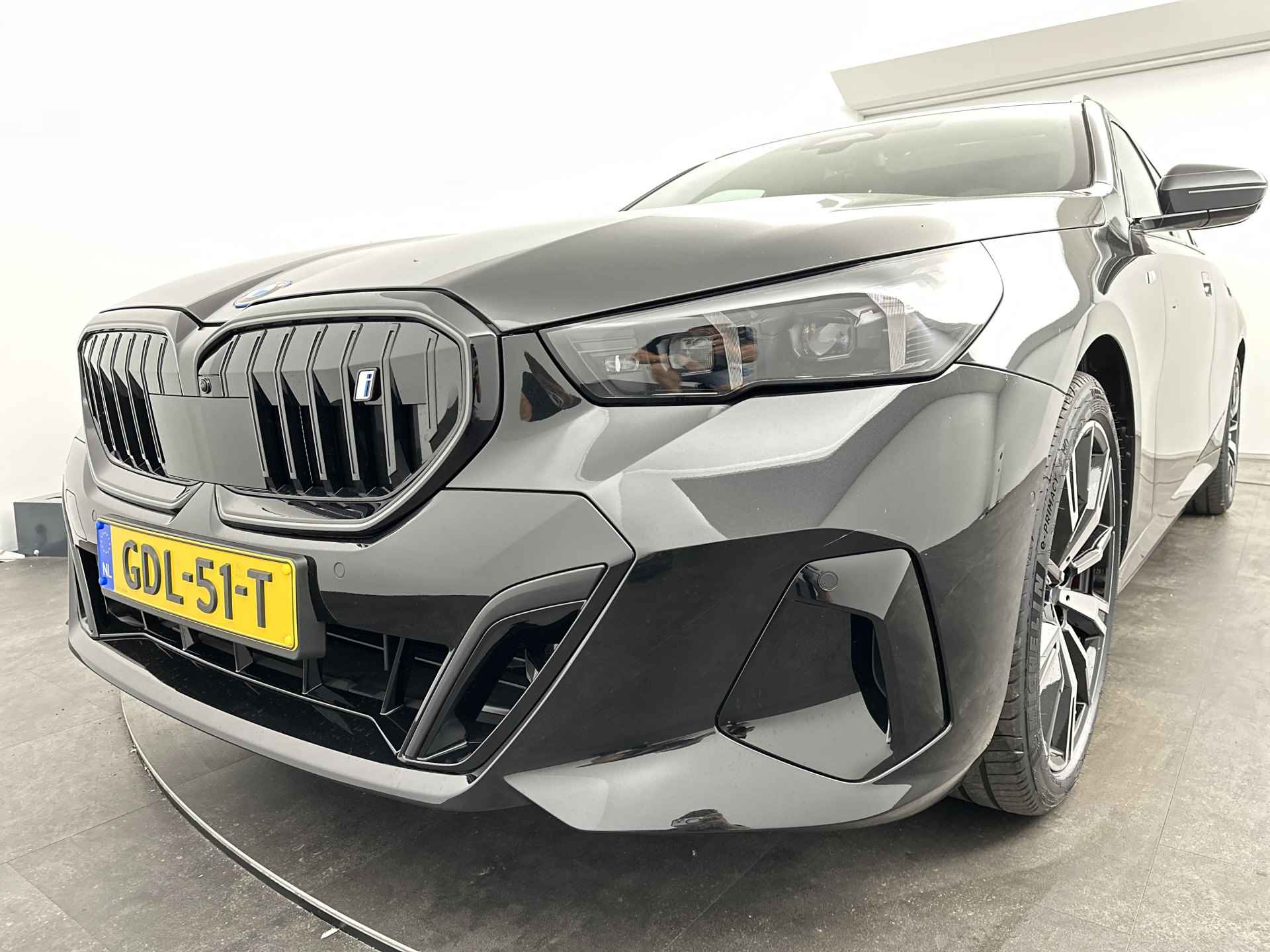 BMW i5 Touring eDrive40 M Sport Edition 84 kWh | Stuurwielrand verwarmd | Comfort Access | Trekhaak met elektrisch wegklapbare kogel | BMW Iconic Glow exterieurpakket | Glazen panoramadak | 	Stoelventilatie voor beide voorstoelen | Comfor - 29/30