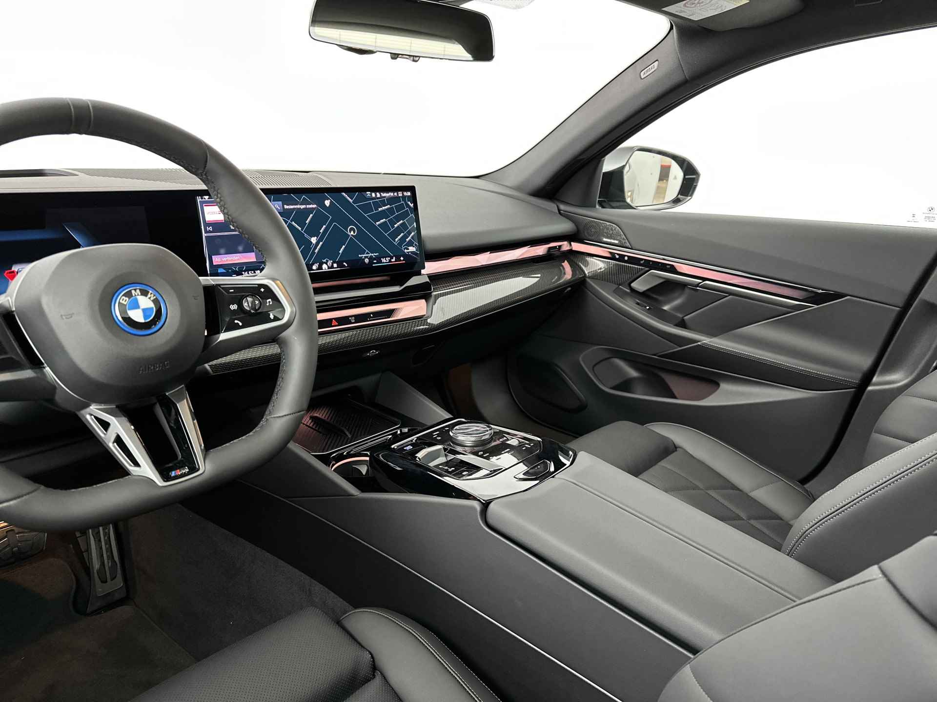 BMW i5 Touring eDrive40 M Sport Edition 84 kWh | Stuurwielrand verwarmd | Comfort Access | Trekhaak met elektrisch wegklapbare kogel | BMW Iconic Glow exterieurpakket | Glazen panoramadak | 	Stoelventilatie voor beide voorstoelen | Comfor - 30/30