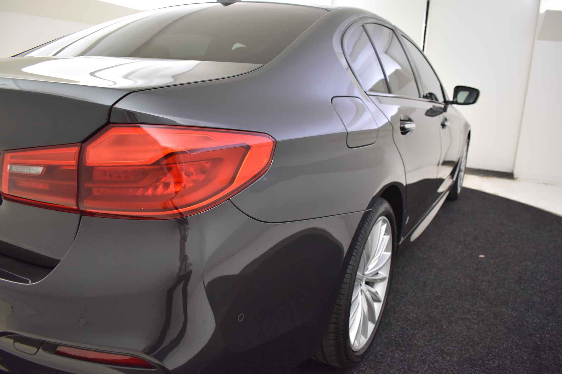 BMW 5 Serie 520d High Executive M Sport Automaat / Schuif-kanteldak / Trekhaak / Adaptieve LED / Parking Assistant Plus / Stoelventilatie / Active steering - 16/37