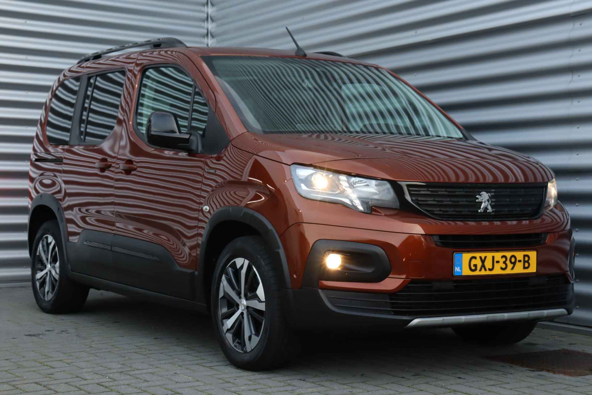 Peugeot Rifter 1.2 PURETECH 130PK GT-LINE AUTOMAAT / NAVI / CLIMA / LED / PDC / 17" LMV / UNIEK / CAMERA / KEYLESS / PANO. DAK / AFN. TREKHAAK - 4/46