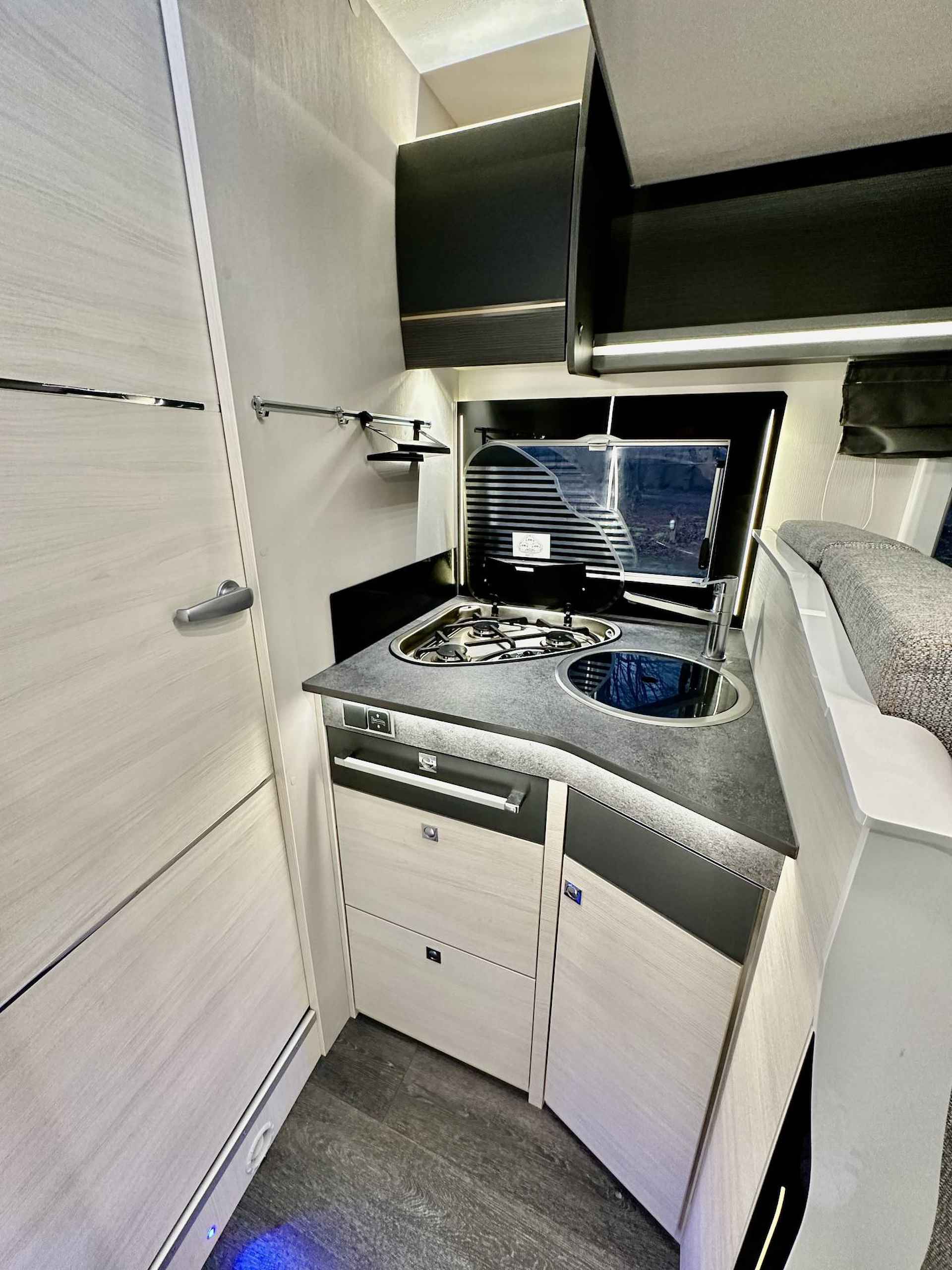 Chausson 758 XLB Queensbed Diesel verwarming buiten Douche - 8/17