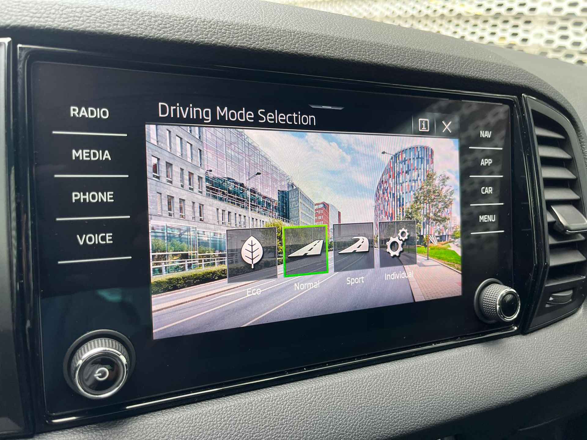 Škoda Karoq 1.5 TSI ACT Sportline Business /18" LMV / Digitale Cockpit / Stuur + Stoelverwarming / LED Matrix ** - 27/35