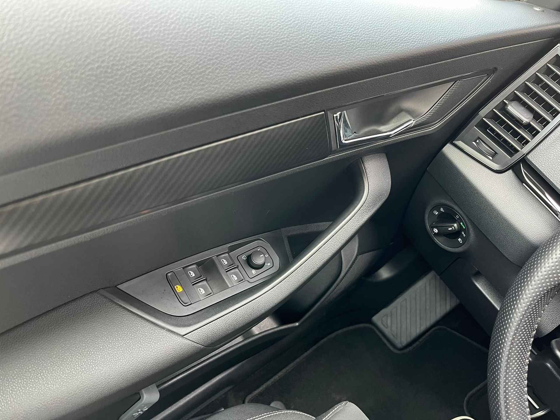 Škoda Karoq 1.5 TSI ACT Sportline Business /18" LMV / Digitale Cockpit / Stuur + Stoelverwarming / LED Matrix ** - 32/35