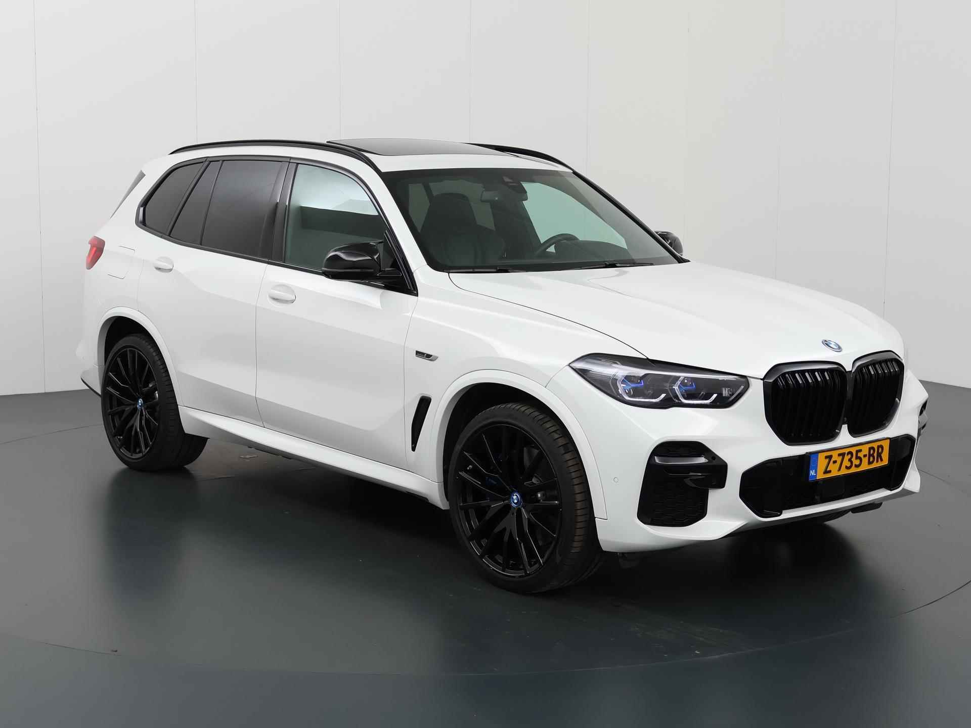 BMW X5 xDrive45e High Executive M-Sport | Sky Lounge Panormadak | Trekhaak | Laser Licht | Luchtvering | Stoel&Stuurverwarming | Navigatie | Parkeercamera 360° | Rijassistent-Systeem | Shadowline | 22" Lichtmetaal | - 25/64