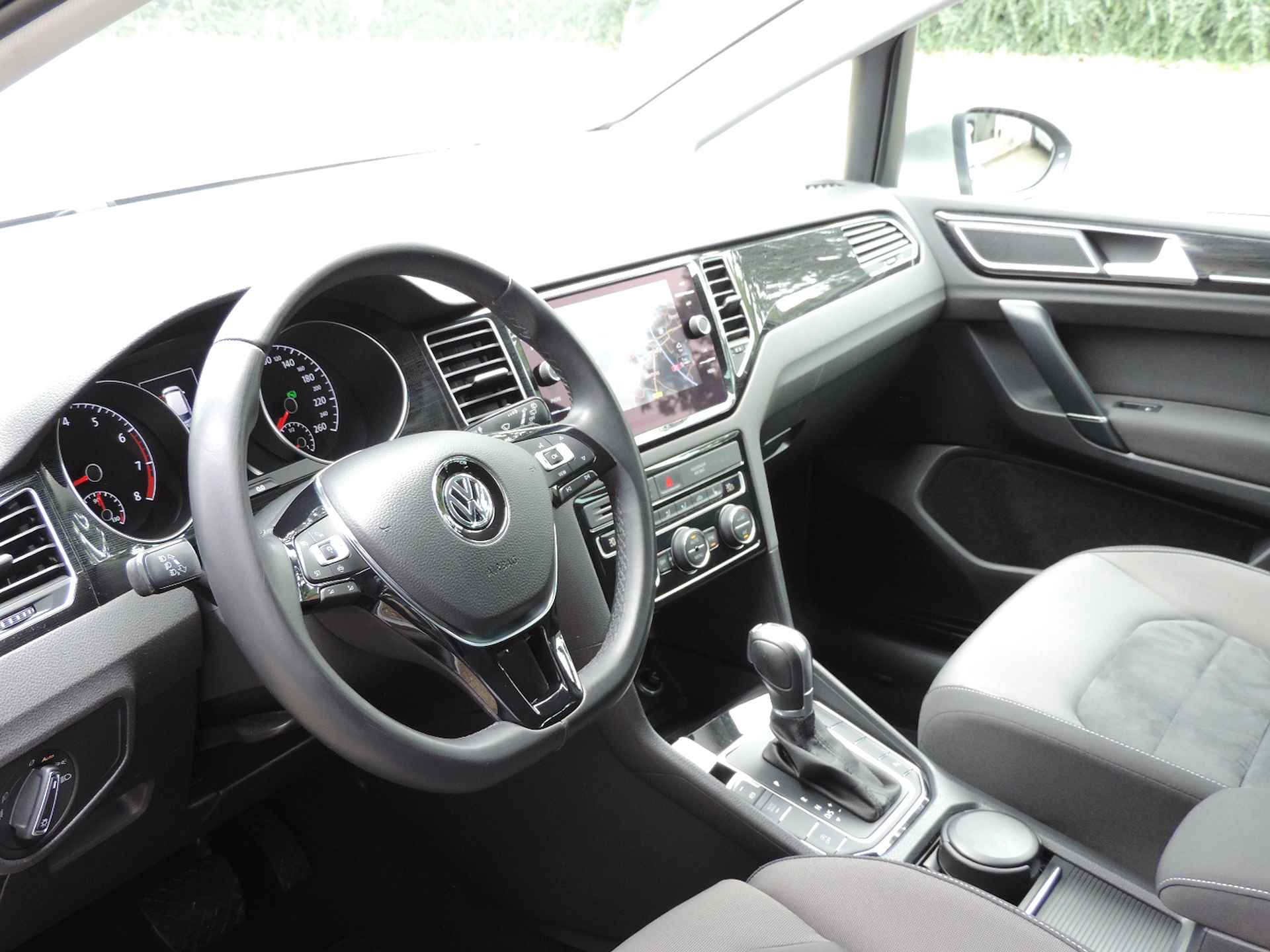 Volkswagen Golf Sportsvan 1.5 TSI 150PK ACT DSG Highline - Adap | Nav | Stoelverw. | massage | PDC v+a | All season - 2/37