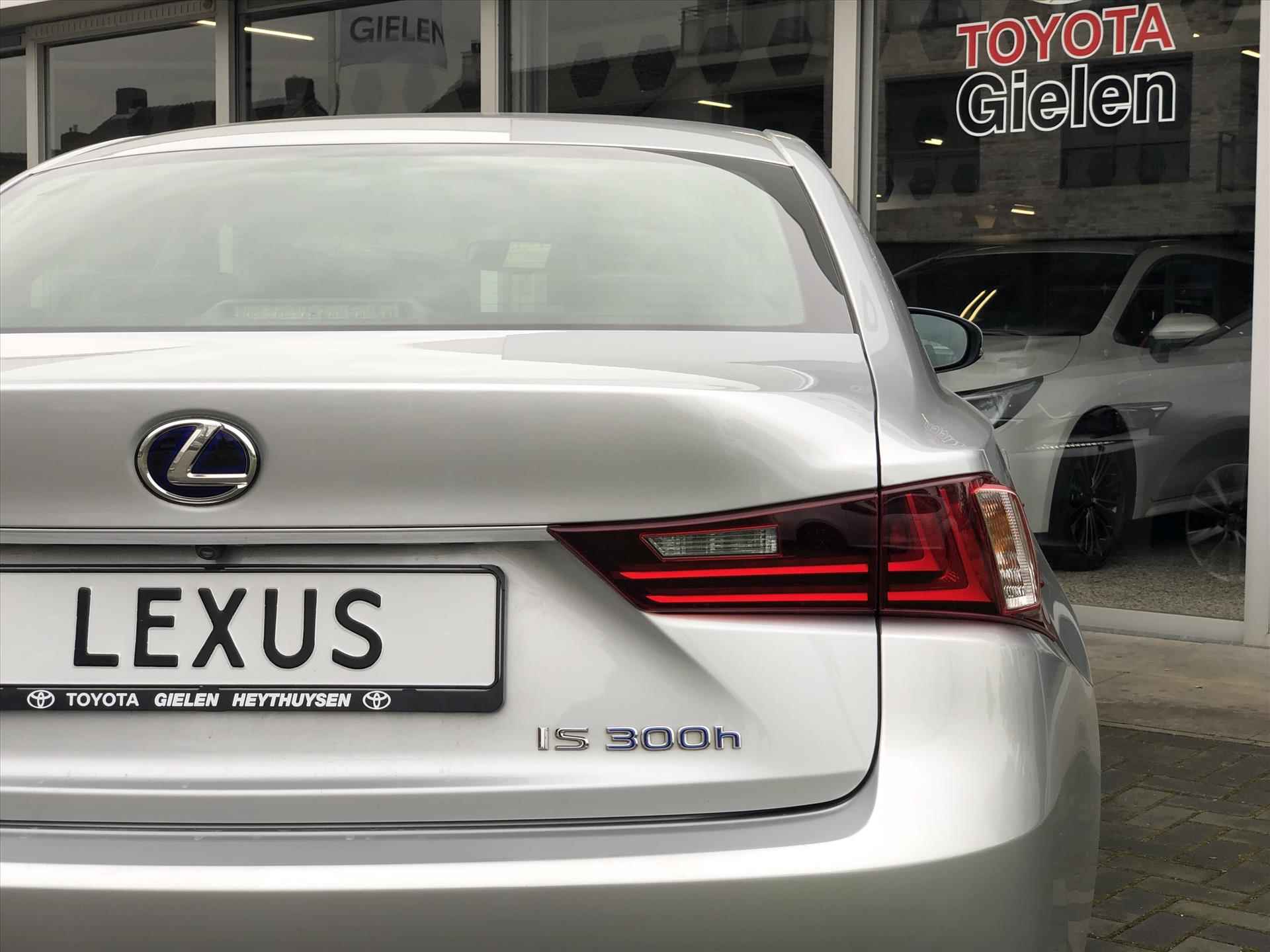 Lexus Is 300h 223PK Business Line | Navigatie, Cruise control, 17 inch, Climate control, Parkeercamera, ASC, Licht + Regensensor - 8/38