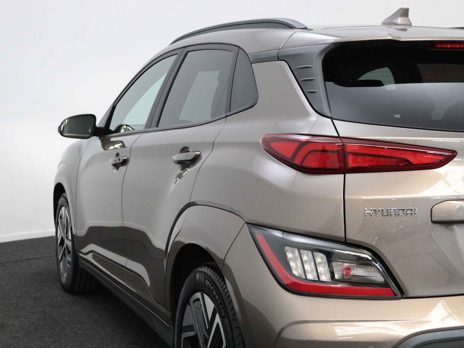 Hyundai Kona EV Premium 64 kWh | 3 Fase | Leder | Navigatie | Camera | - 19/52