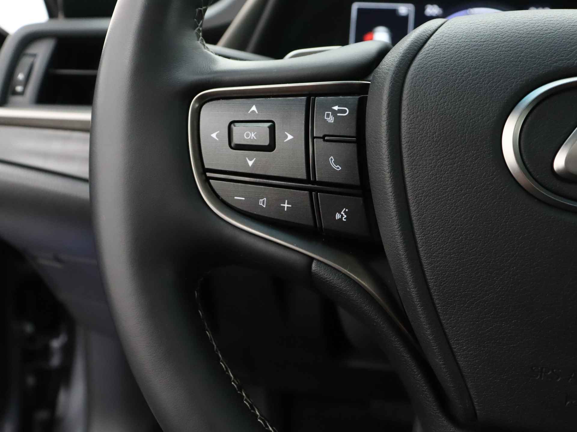 Lexus ES 300h Preference Line | Schuifdak | Leder | Stuurverwarming | Parkeersensoren | Apple CarPlay | - 18/43