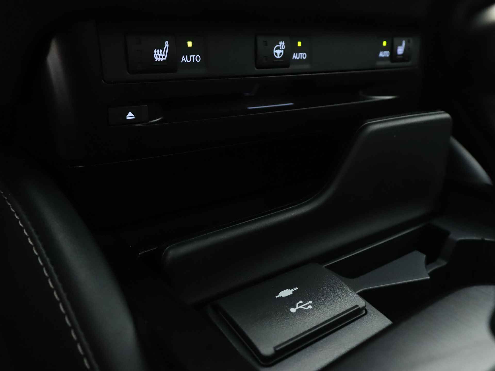 Lexus ES 300h Preference Line | Schuifdak | Leder | Stuurverwarming | Parkeersensoren | Apple CarPlay | - 31/43
