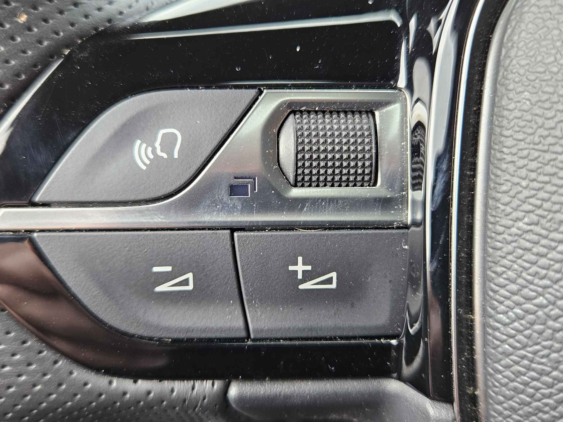 Peugeot e-208 EV GT Pack 50 kWh Panoramadak | 3-Fase lader | Camera | Navigatie | Supermooie Uitvoering !! Draadloze Telefoonlader | Keyless | Stoelverwarming !! - 38/47