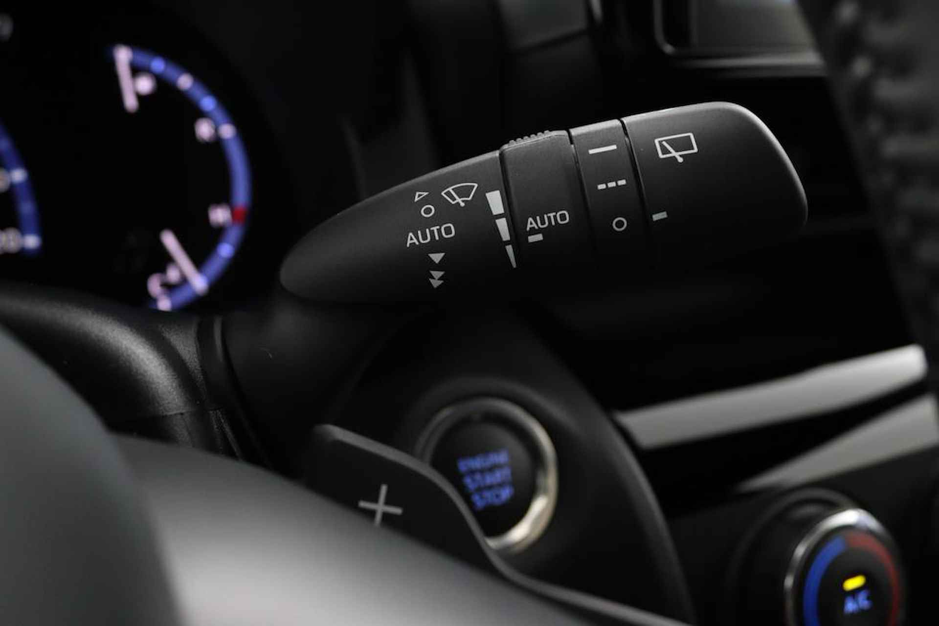 Toyota Yaris Cross 1.5 VVT-I Dynamic Automaat | Zomer Editie | Dakdragerset | Dakdrager | Kunststof Laadvloer Beschermer | 10 Jaar Garantie | - 24/46