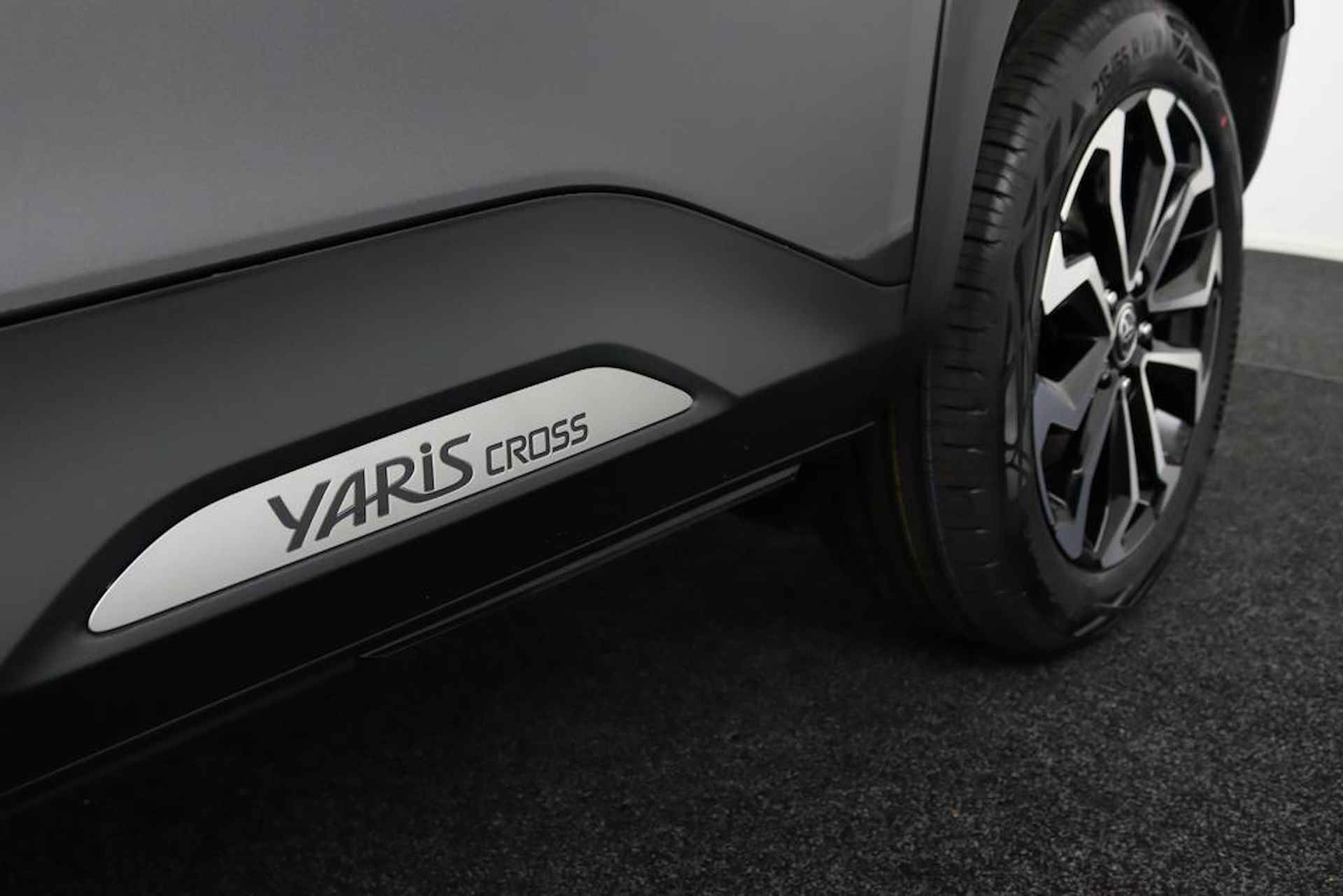 Toyota Yaris Cross 1.5 VVT-I Dynamic Automaat | Zomer Editie | Dakdragerset | Dakdrager | Kunststof Laadvloer Beschermer | 10 Jaar Garantie | - 40/46