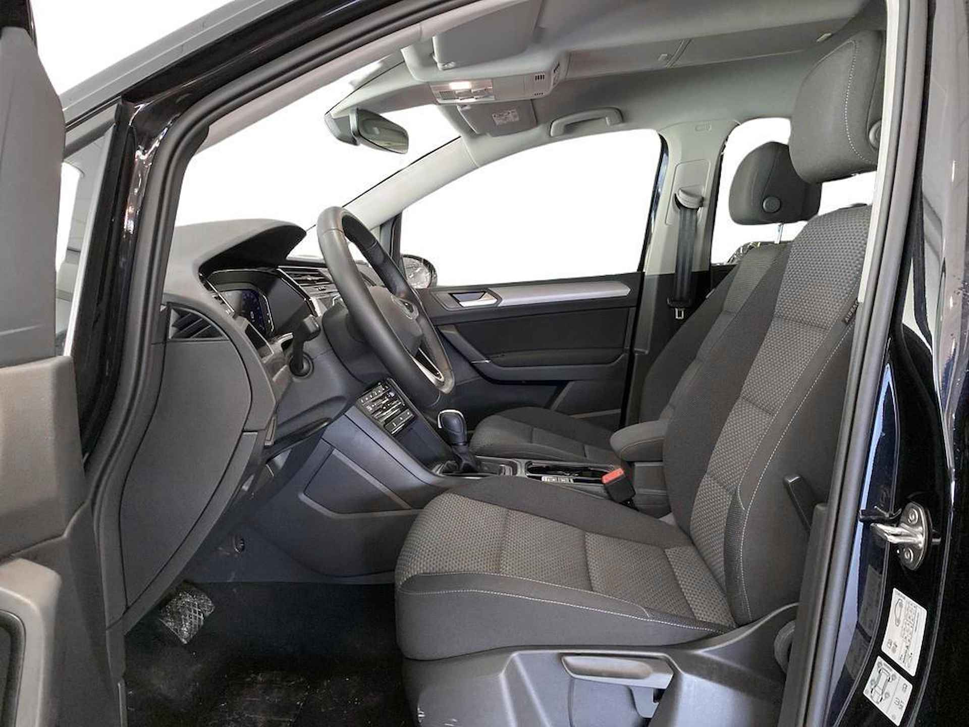 Volkswagen Touran 1.5 150pk TSI Family 7-persoons / Elektrische achterklep / Navigatie / Cruise control adaptief - 7/28