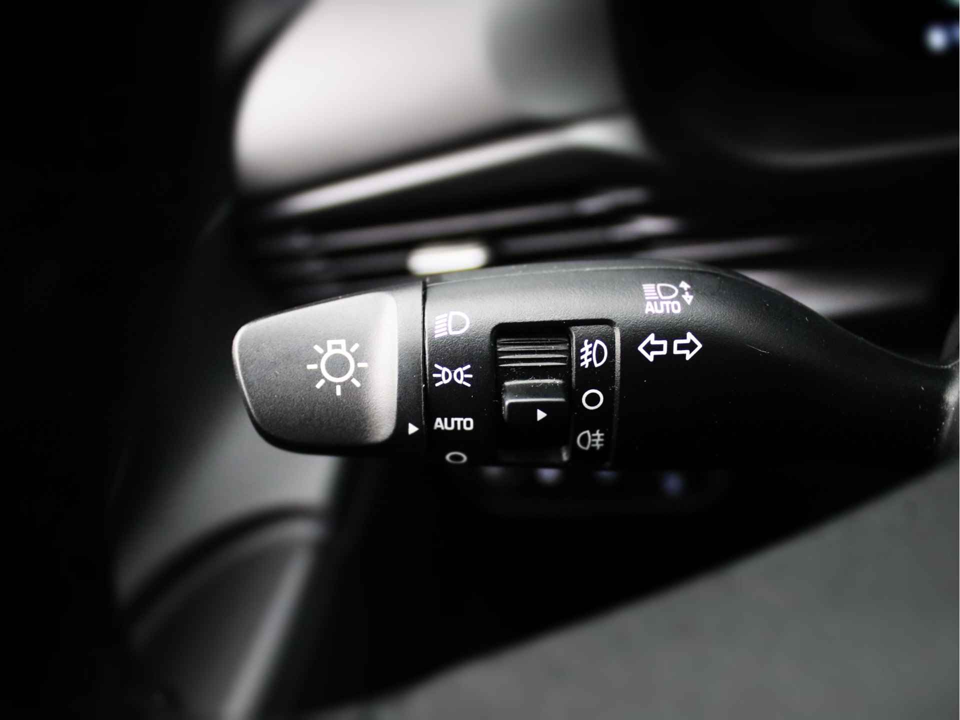 Hyundai i20 1.0 T-GDI Premium Automaat | Parkeercamera | Stoelverwarming | BOSE Audio | Navigatie | Rijklaarprijs! - 28/33