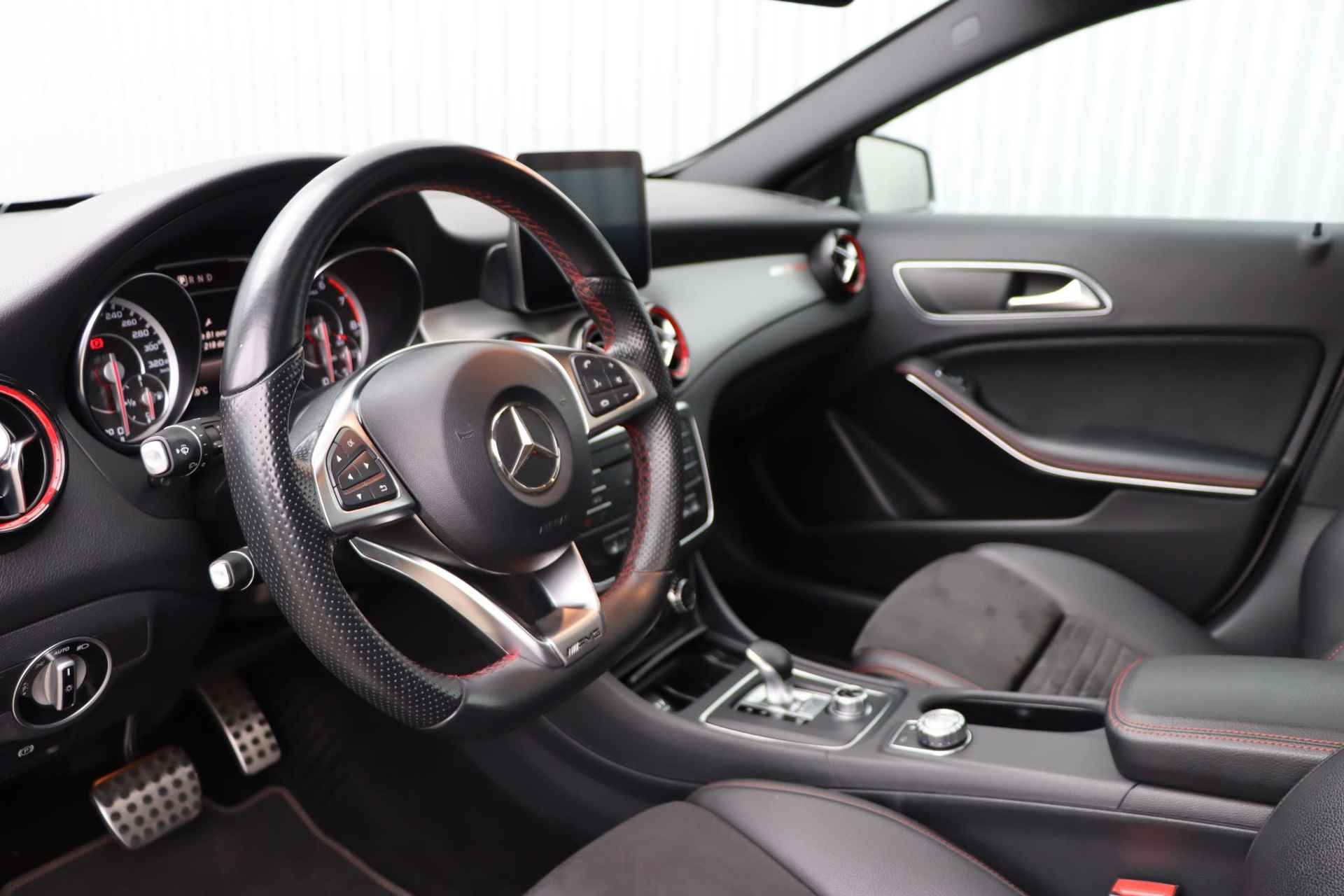 Mercedes-Benz GLA-klasse AMG 45 4MATIC | Panorama dak | Achteruitrijcamera | elektrische bestuurdersstoel | LED koplampen | elektronische achterklep | - 9/38