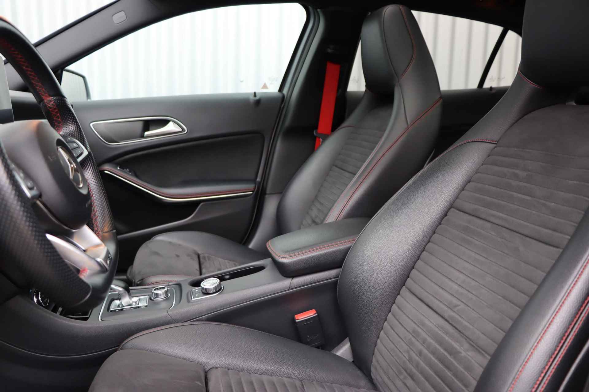 Mercedes-Benz GLA-klasse AMG 45 4MATIC | Panorama dak | Achteruitrijcamera | elektrische bestuurdersstoel | LED koplampen | elektronische achterklep | - 10/38