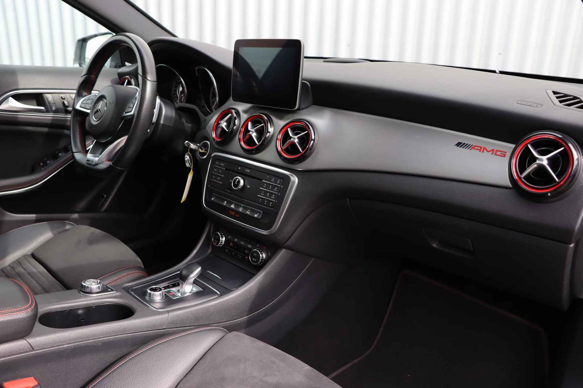 Mercedes-Benz GLA-klasse AMG 45 4MATIC | Panorama dak | Achteruitrijcamera | elektrische bestuurdersstoel | LED koplampen | elektronische achterklep | - 12/38