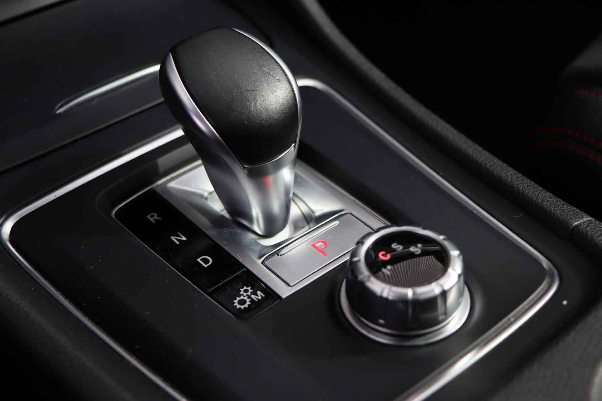 Mercedes-Benz GLA-klasse AMG 45 4MATIC | Panorama dak | Achteruitrijcamera | elektrische bestuurdersstoel | LED koplampen | elektronische achterklep | - 24/38