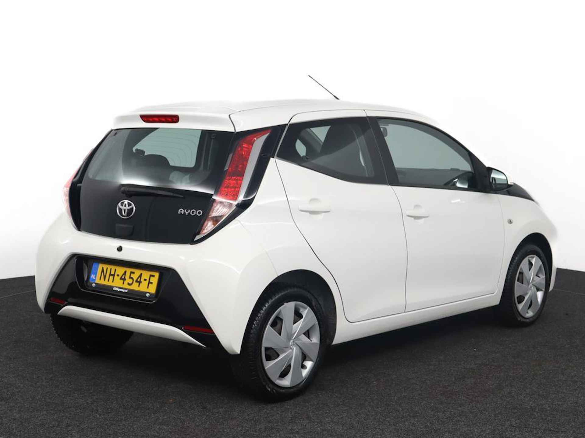 Toyota Aygo 1.0 VVT-i x-play | Airco | Bluetooth | Parkeerhulp camera | - 2/49